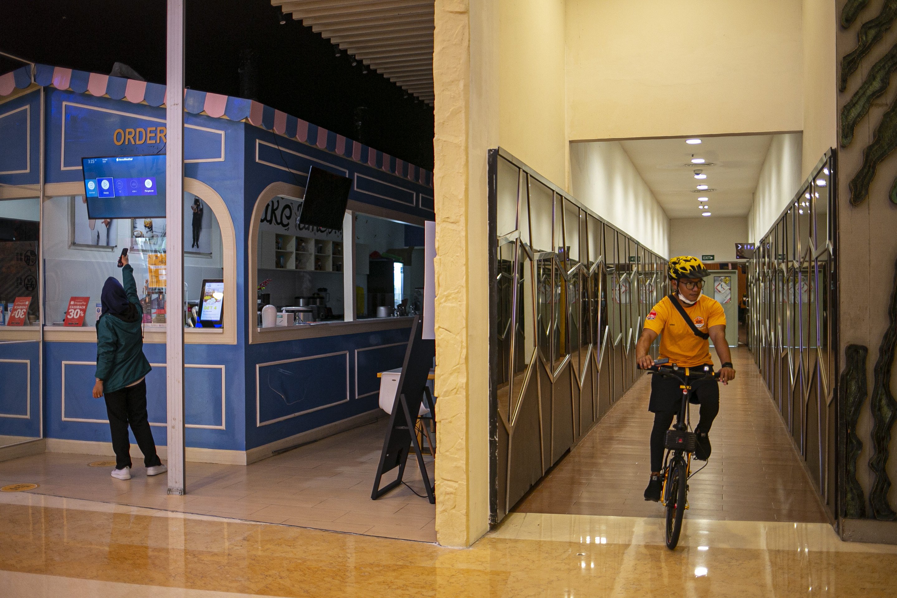 Warga mengayuh sepedanya di pusat perbelanjaan, Jakarta, Minggu (5/12/2020). Selain untuk meningkatkan kebugaran dan imunitas tubuh di tengah pandemi COVID-19, kegiatan tersebut juga bertujuan untuk meningkatkan animo masyarakat berkunjung ke pusat perbelanjaan.