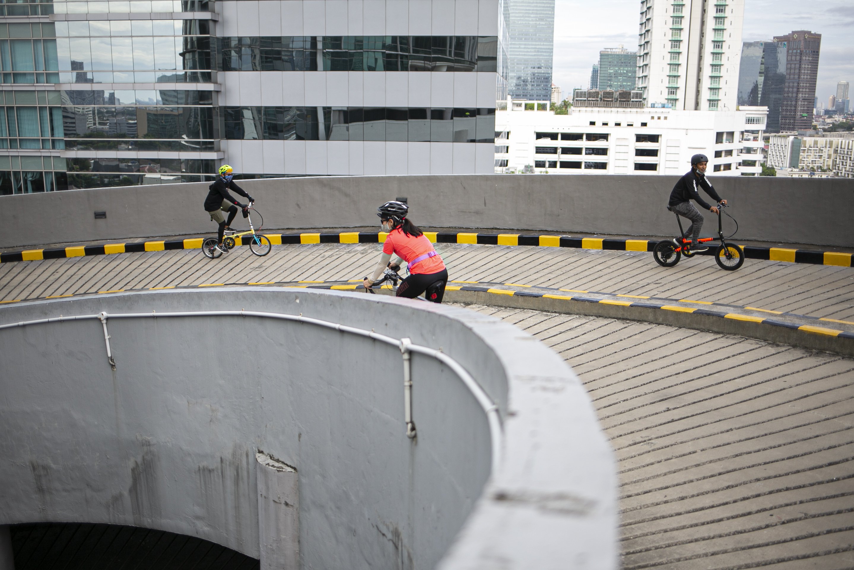 Warga mengayuh sepedanya di jalan spiral menuju gedung parkir di sebuah pusat perbelanjaan, Jakarta, Sabtu (5/12/2020). Selain untuk meningkatkan kebugaran dan imunitas tubuh di tengah pandemi COVID-19, kegiatan tersebut juga bertujuan untuk meningkatkan animo masyarakat berkunjung ke pusat perbelanjaan.