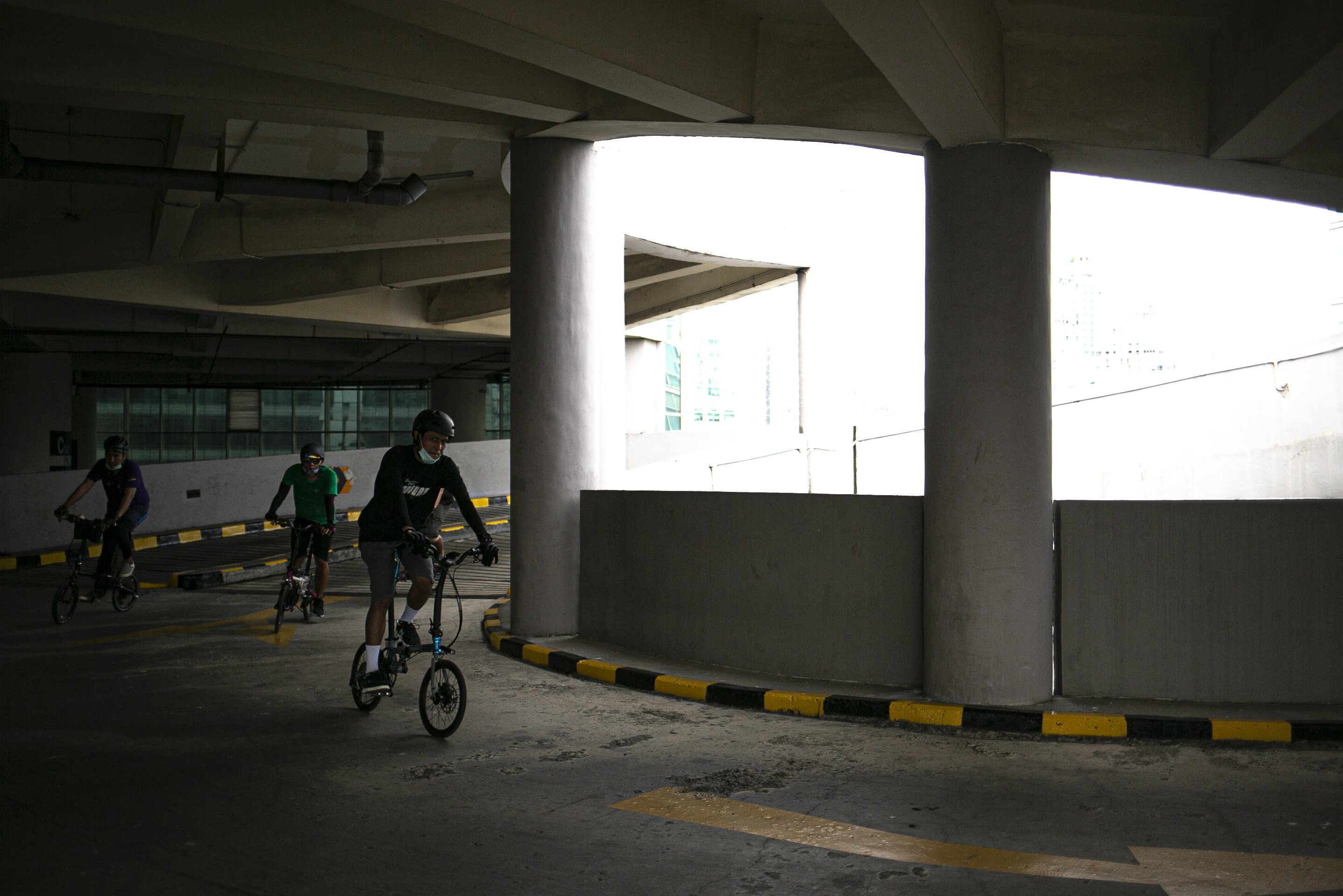 Warga mengayuh sepedanya di jalan spiral menuju gedung parkir di sebuah pusat perbelanjaan, Jakarta, Sabtu (5/12/2020). Selain untuk meningkatkan kebugaran dan imunitas tubuh di tengah pandemi COVID-19, kegiatan tersebut juga bertujuan untuk meningkatkan animo masyarakat berkunjung ke pusat perbelanjaan.