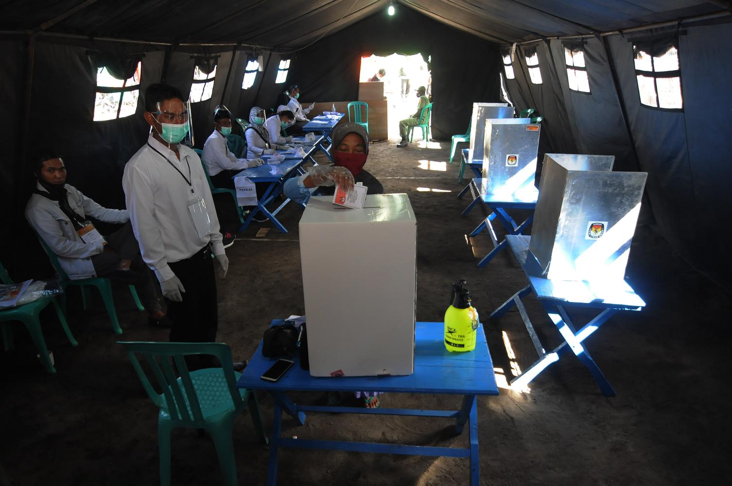 Seorang warga menggunakan hak pilihnya pada Pilkada Kabupaten Boyolali 2020 di tempat pengungsian sementara Gunung Merapi, Tlogolele, Selo, Jawa Tengah, Rabu (9/12/2020).