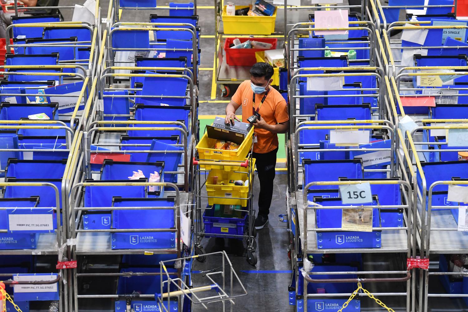 Seorang petugas menyortir barang pesanan konsumen di Warehouse Lazada, Depok, Jawa Barat, Kamis (17/12/2020). Bank Indonesia (BI) mencatat jumlah transaksi jual beli di perdagangan elektronik (e-commerce) hingga kuartal III 2020 mencapai Rp180,74 triliun.