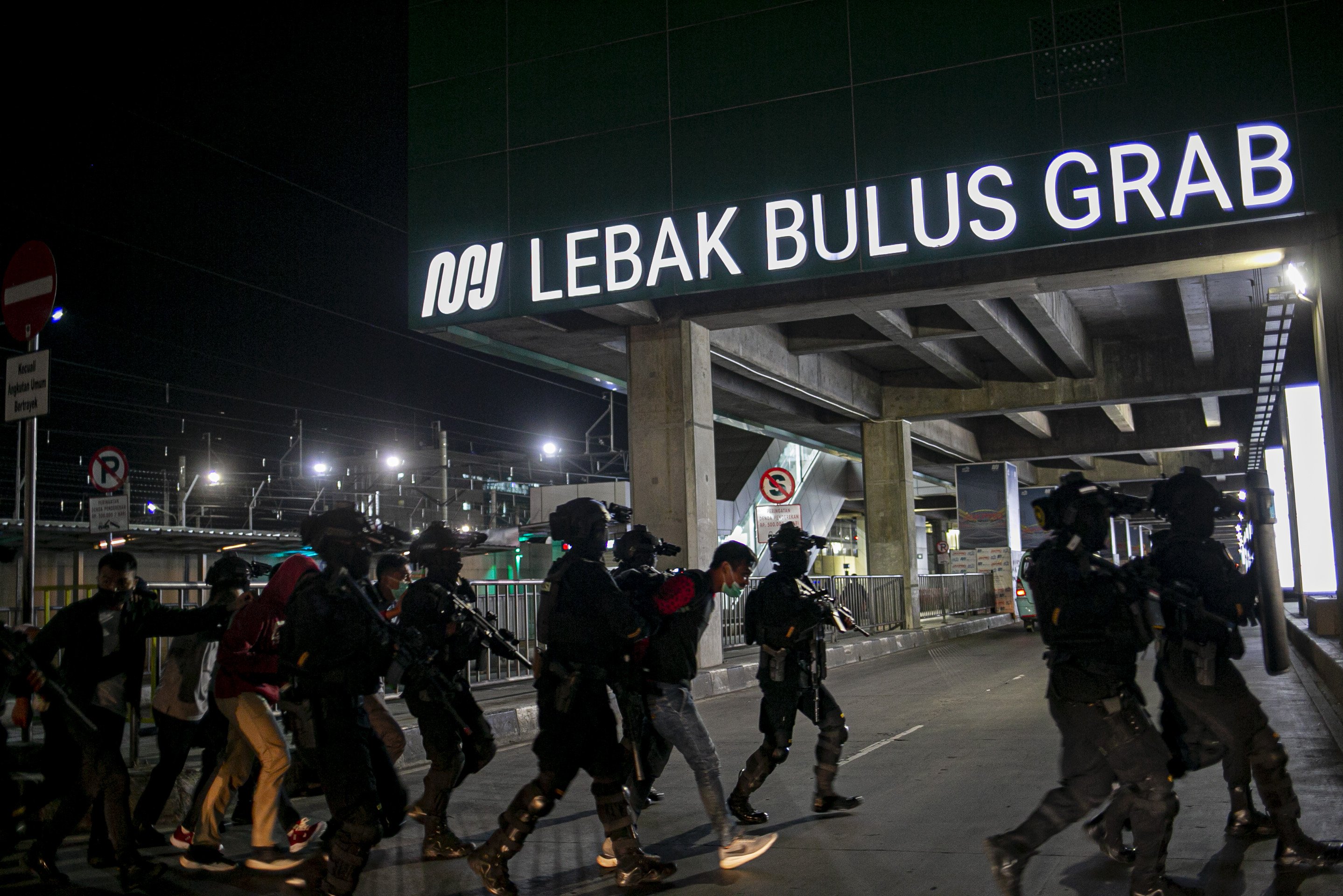 Pasukan Brimob Mabes Polri melakukan penyergapan saat simulasi penanganan ancaman bom dan serangan terorisme di Stasiun Moda Raya Terpadu (MRT) Lebak Bulus, Jakarta, Rabu (16/12/2020). Simulasi tersebut dilakukan sebagai langkah antisipasi dan mitigasi jika kejadian sungguhan terjadi.