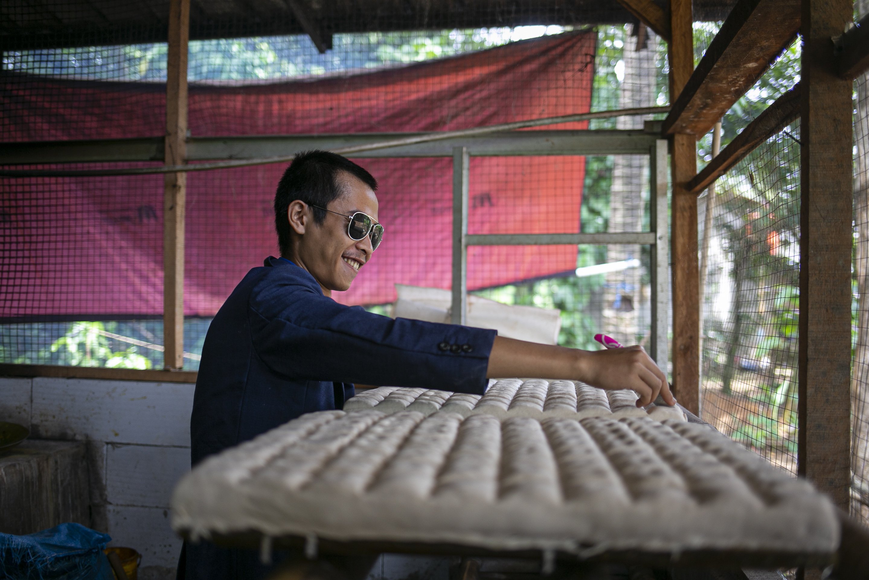 Sejumlah pekerja yang mengenakan busana formal kemeja, jas dan berdasi seperti pekerja kantor memproduksi tahu di Sukaraja, Kabupaten Bogor, Kamis (17/12/2020). Ide ini dilakukan untuk menunjukkan bahwa pekerja industri rumahan juga bisa bekerja dengan rapih dan bersih.