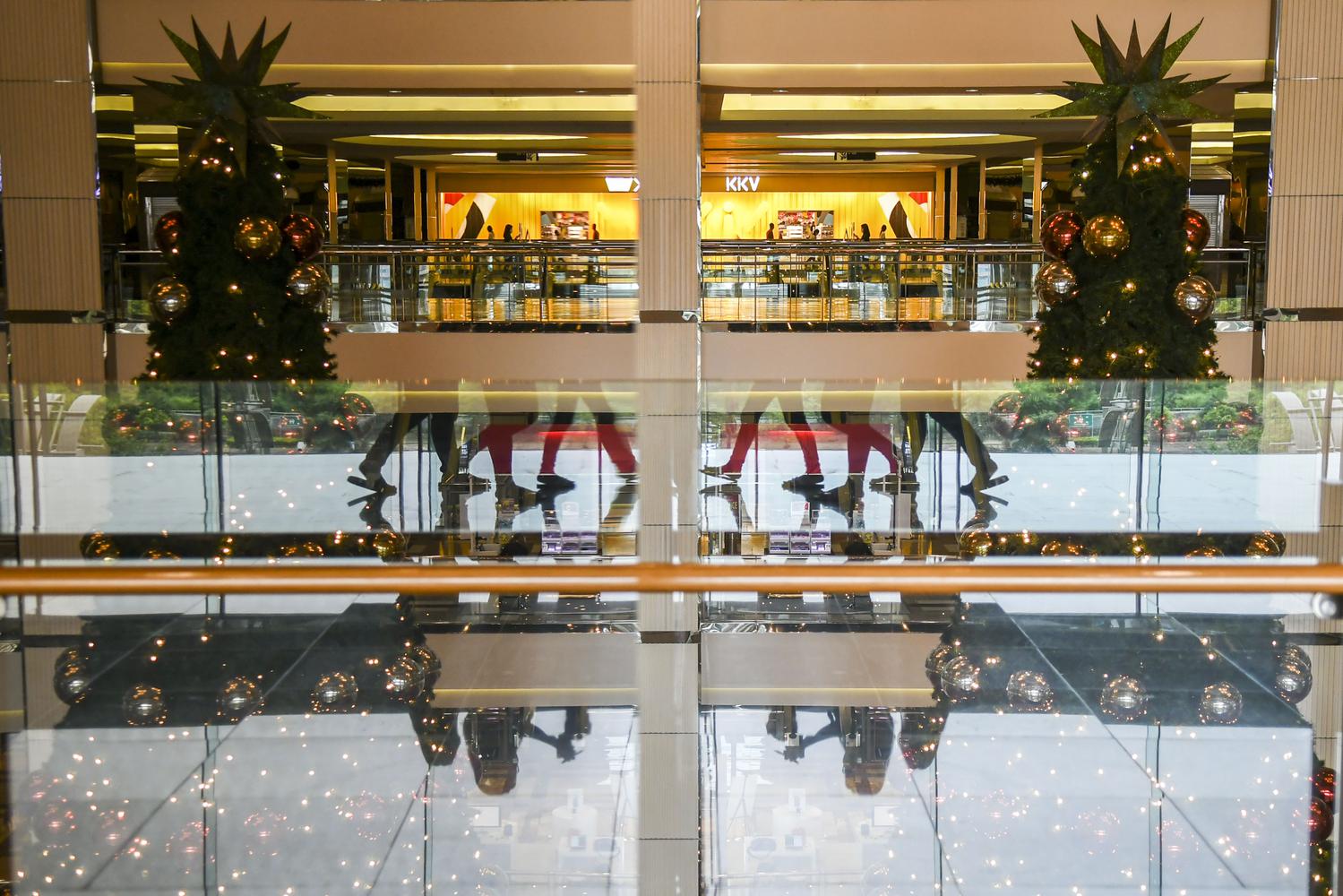 Pengunjung melihat dekorasi pohon Natal di Mal Taman Anggrek, Jakarta, Senin (21/12/2022). Jelang Natal 2020 sejumlah pusat perbelanjaan di Ibu kota menghias ruang pertokoan dengan ornamen Natal.