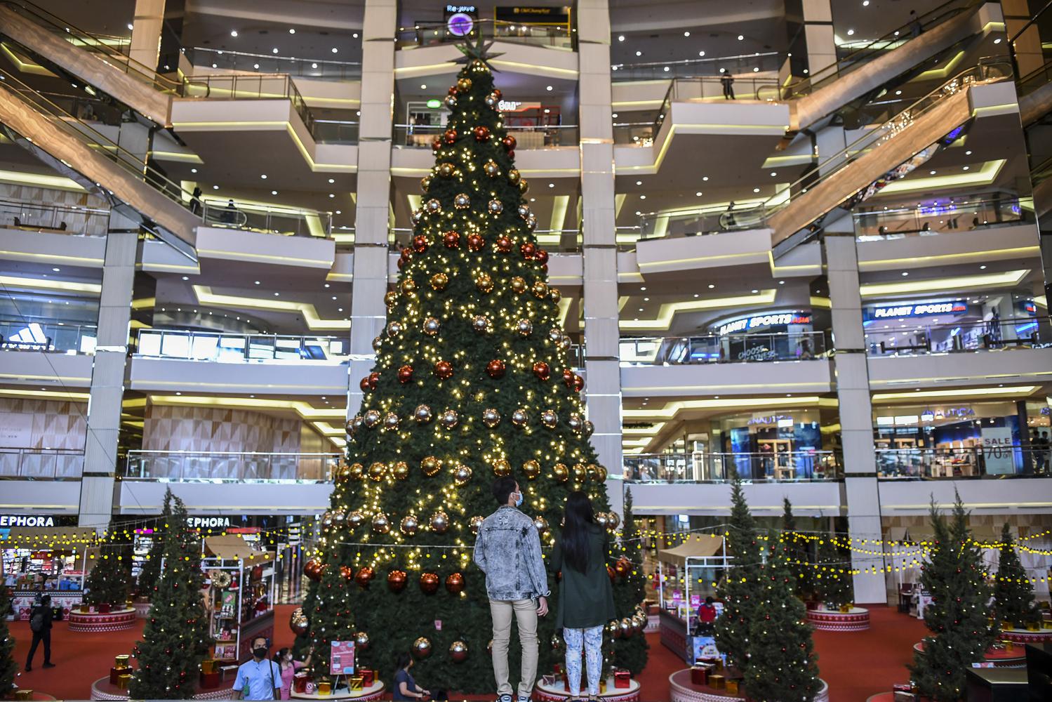 Pengunjung melihat dekorasi pohon Natal di Mal Taman Anggrek, Jakarta, Senin (21/12/2022). Jelang Natal 2020 sejumlah pusat perbelanjaan di Ibu kota menghias ruang pertokoan dengan ornamen Natal.