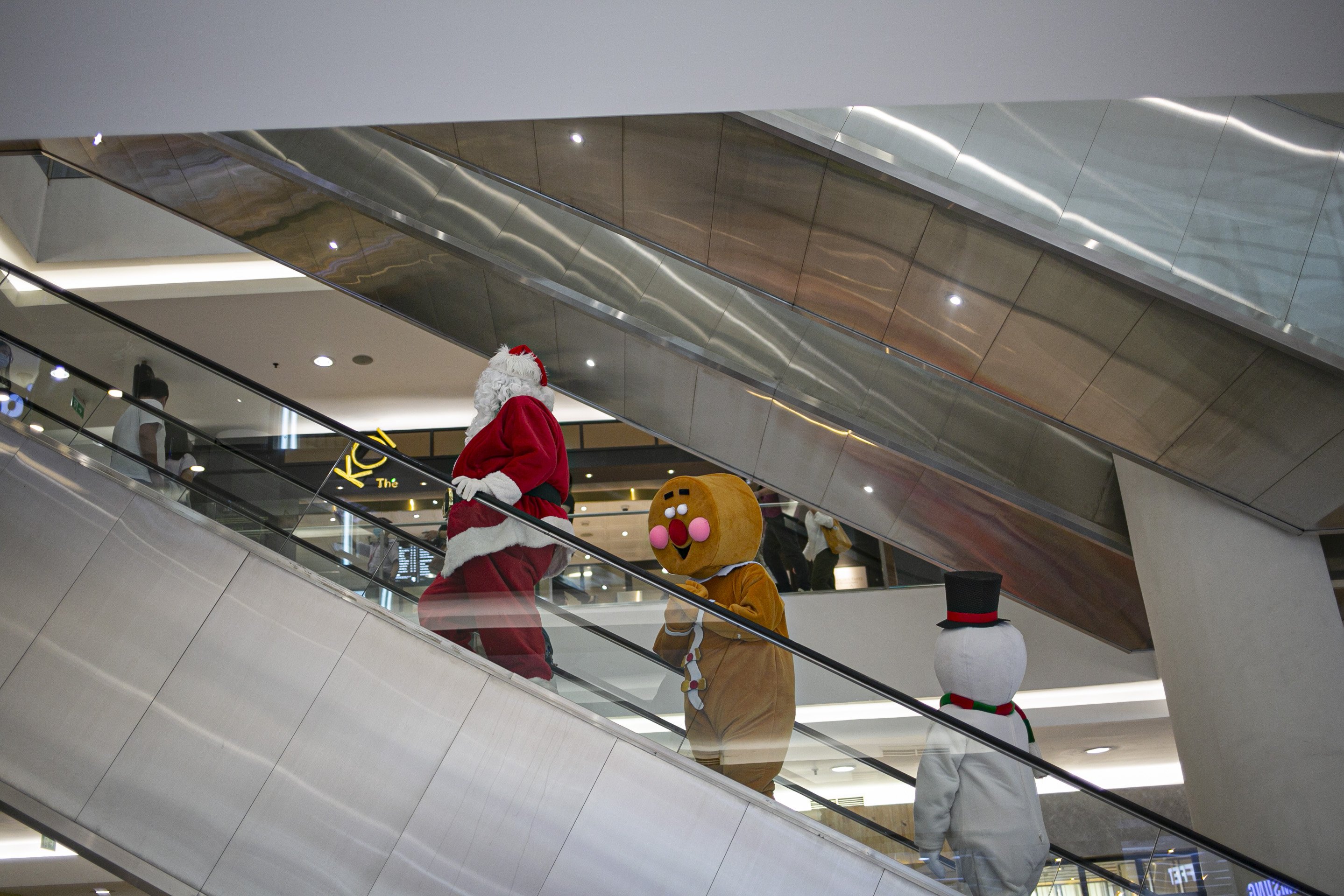 Santa berkeliling menyapa pengunjung di Mall Senayan City.
