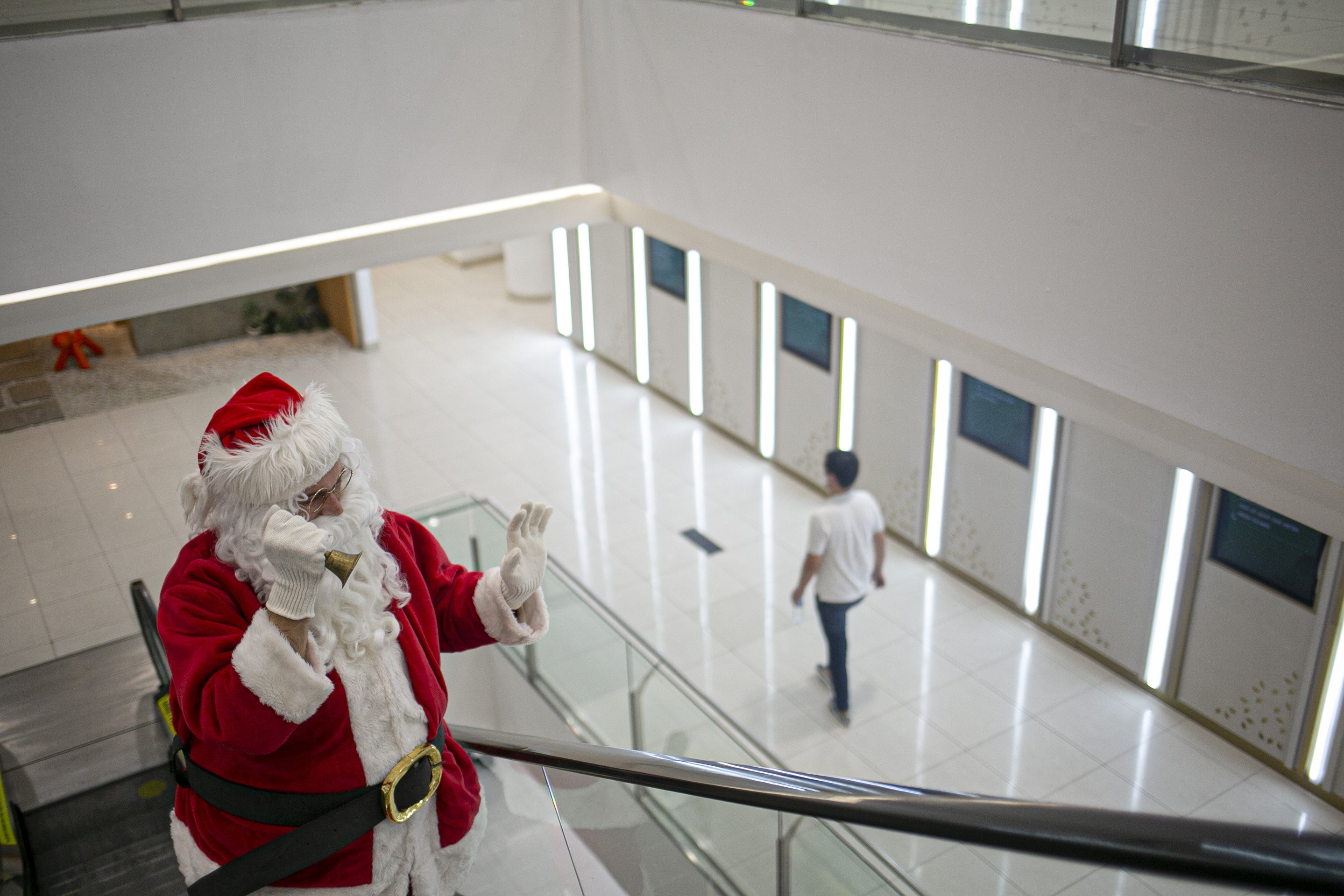 Santa berkeliling menyapa pengunjung di Mall Senayan City.