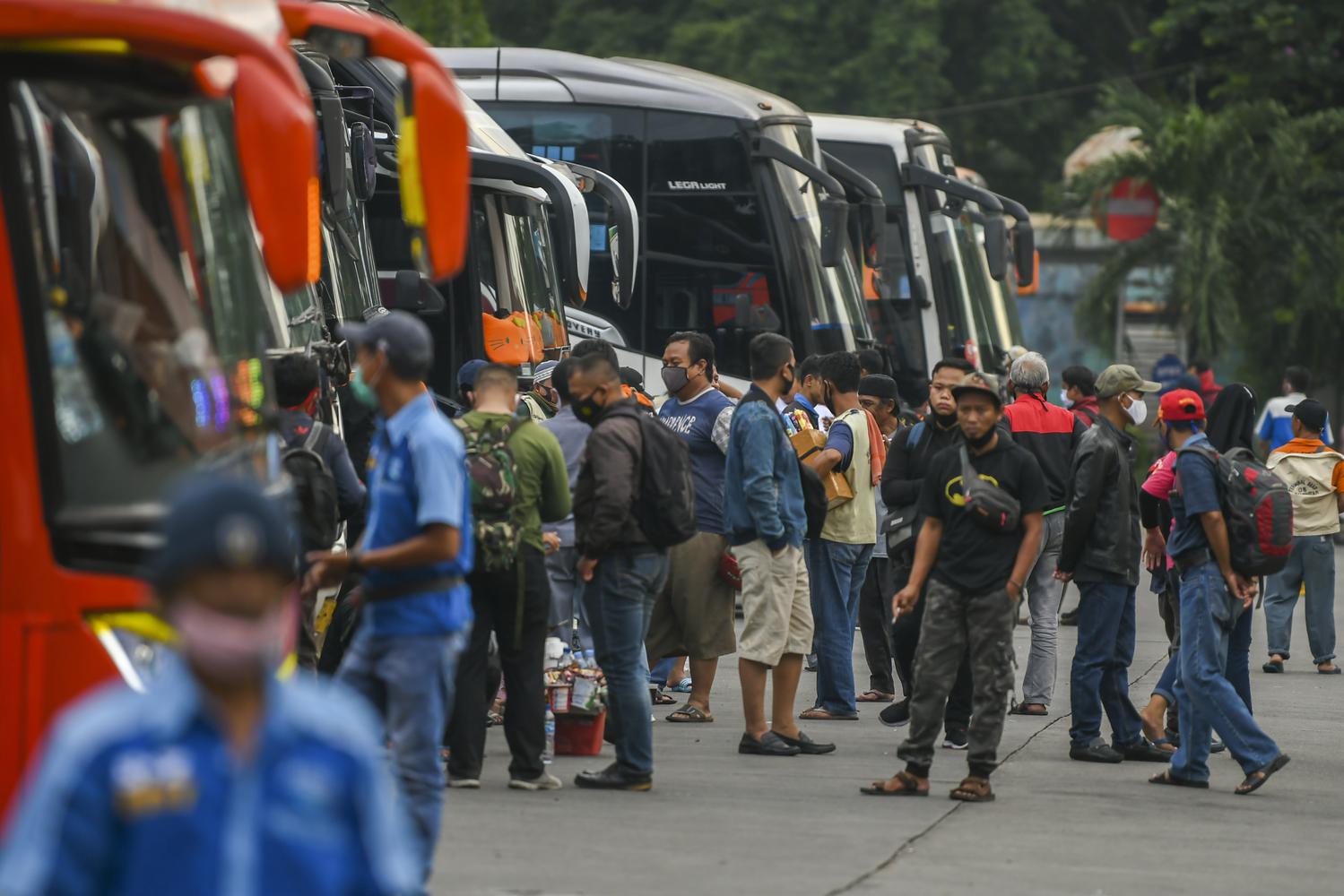 Sejumlah calon penumpang bersiap memasuki bus di Terminal Kampung Rambutan, Jakarta, Rabu (23/12/2020). Berdasarkan data Dishub Terminal Kampung Rambutan per-tanggal 22 Desember 2020 jumlah pemudik yang diberangkatkan menuju luar Jakarta melalui Terminal Kampung Rambutan sebanyak 4.699 penumpang, sementara jumlah penumpang bus yang tiba di Jakarta sebanyak 11.397 penumpang.
