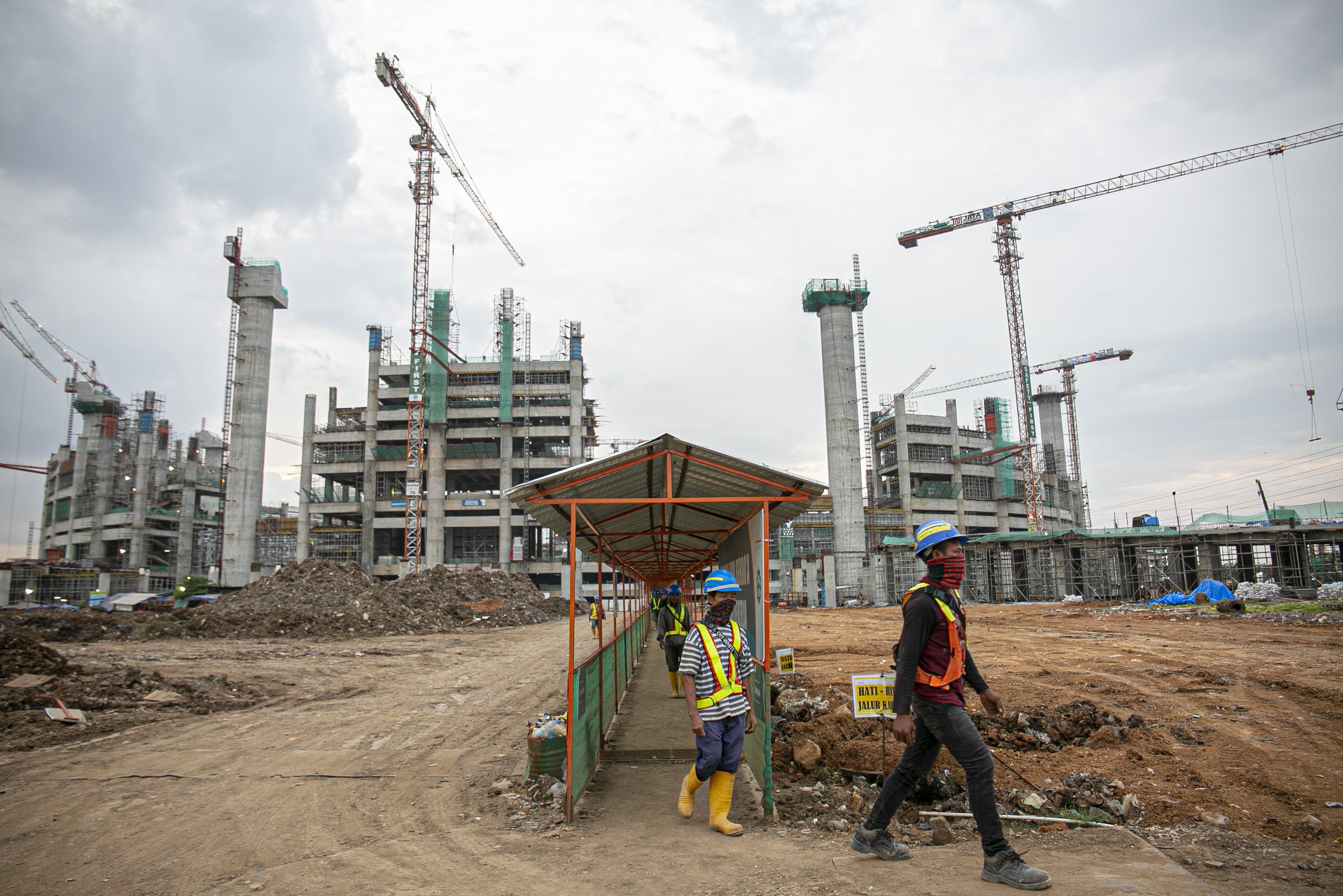 Pembangunan Jakarta Internasional Stadium (JIS) di kawasan Papanggo Tanjung Priok, Jakarta Utara, Selasa (22/12/2020). Pembangunan JIS yang mengusung konsep green building its telah mencapai 40,123% yang di rencanakan selesai pada October 2021 mandatang.