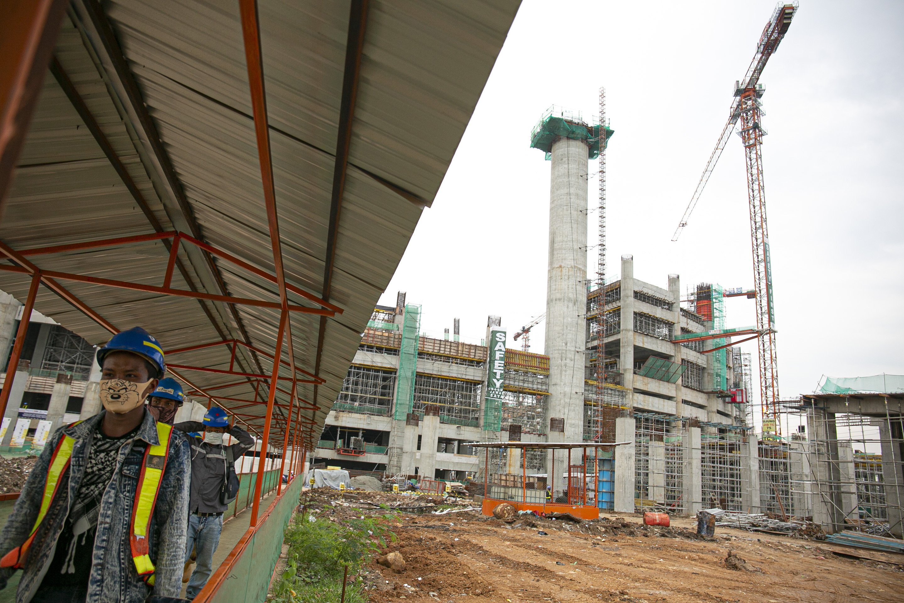 Pembangunan Jakarta Internasional Stadium (JIS) di kawasan Papanggo Tanjung Priok, Jakarta Utara, Selasa (22/12/2020). Pembangunan JIS yang mengusung konsep green building its telah mencapai 40,123% yang di rencanakan selesai pada October 2021 mandatang.