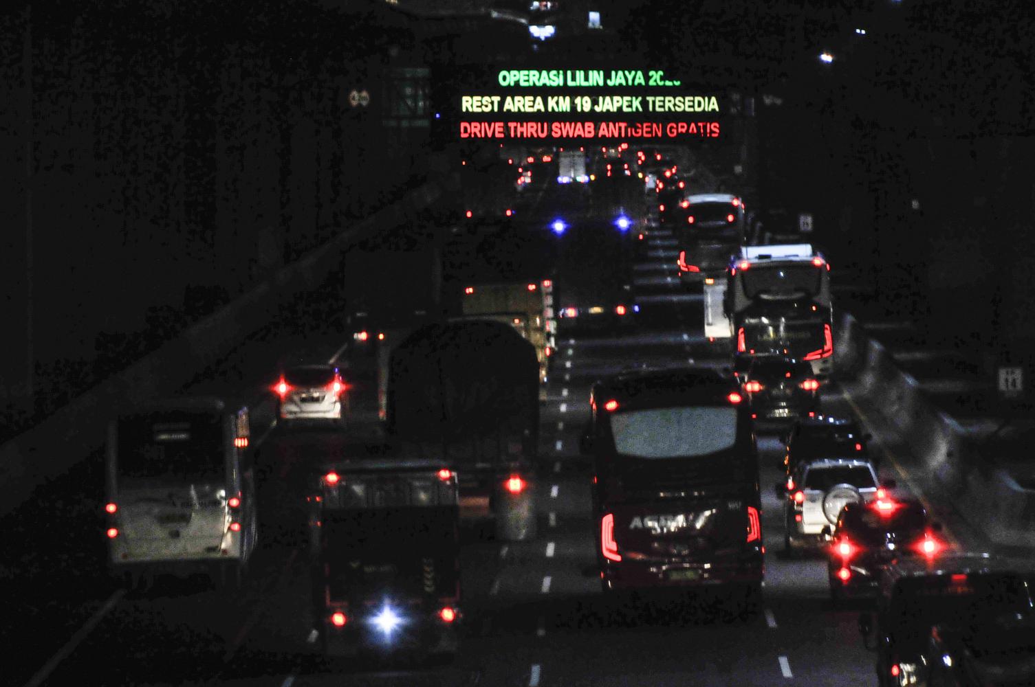 Sejumlah kendaraan melaju di tol Jakarta-Cikampek di Bekasi, Jawa Barat, Kamis (24/12/2020). Arus mudik Natal dan Tahun Baru di Tol Jakarta-Cikampek di Bekasi terpantau ramai lancar.