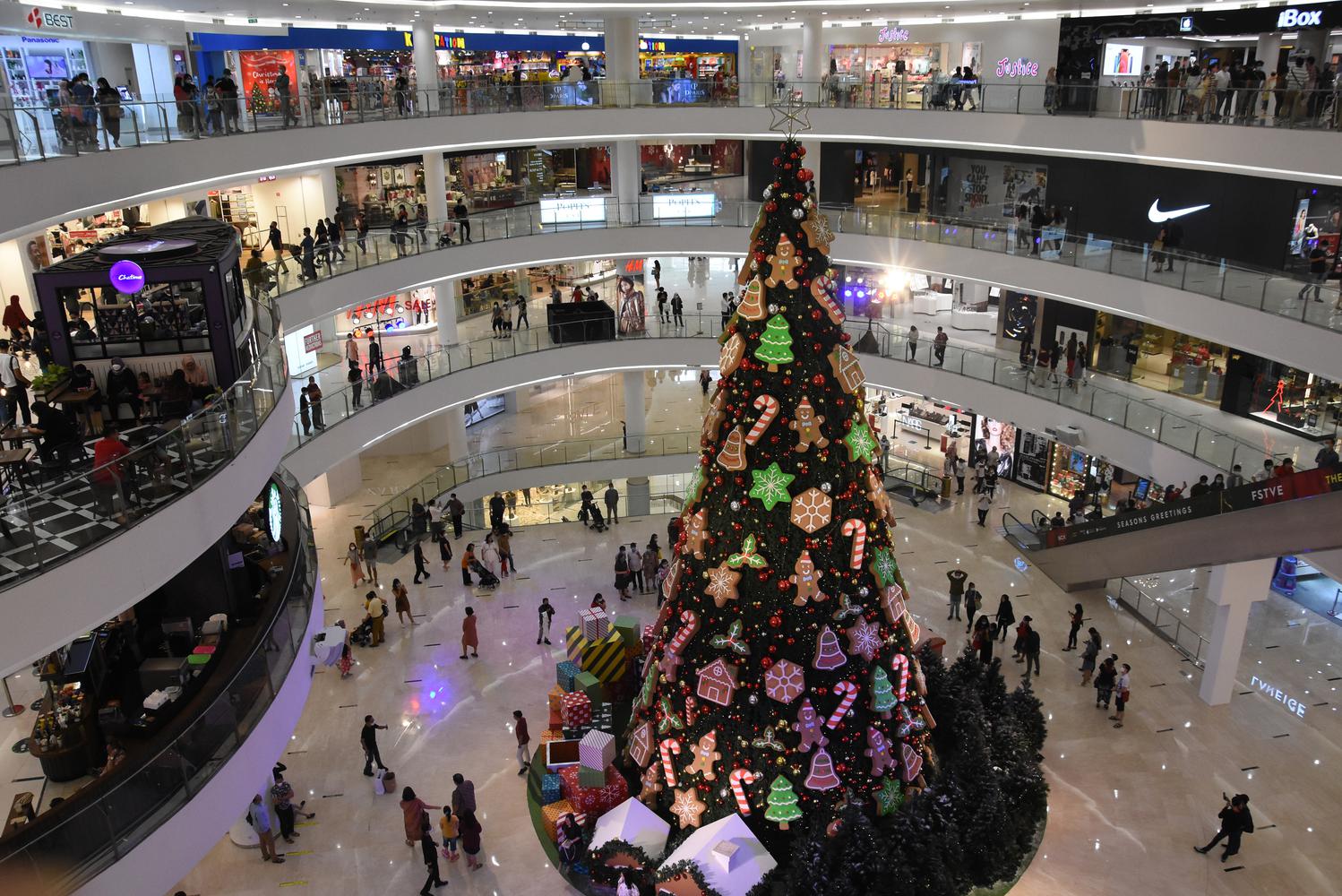 PUSAT BELANJA RAMAI PENGUNJUNG PADA LIBUR NATAL