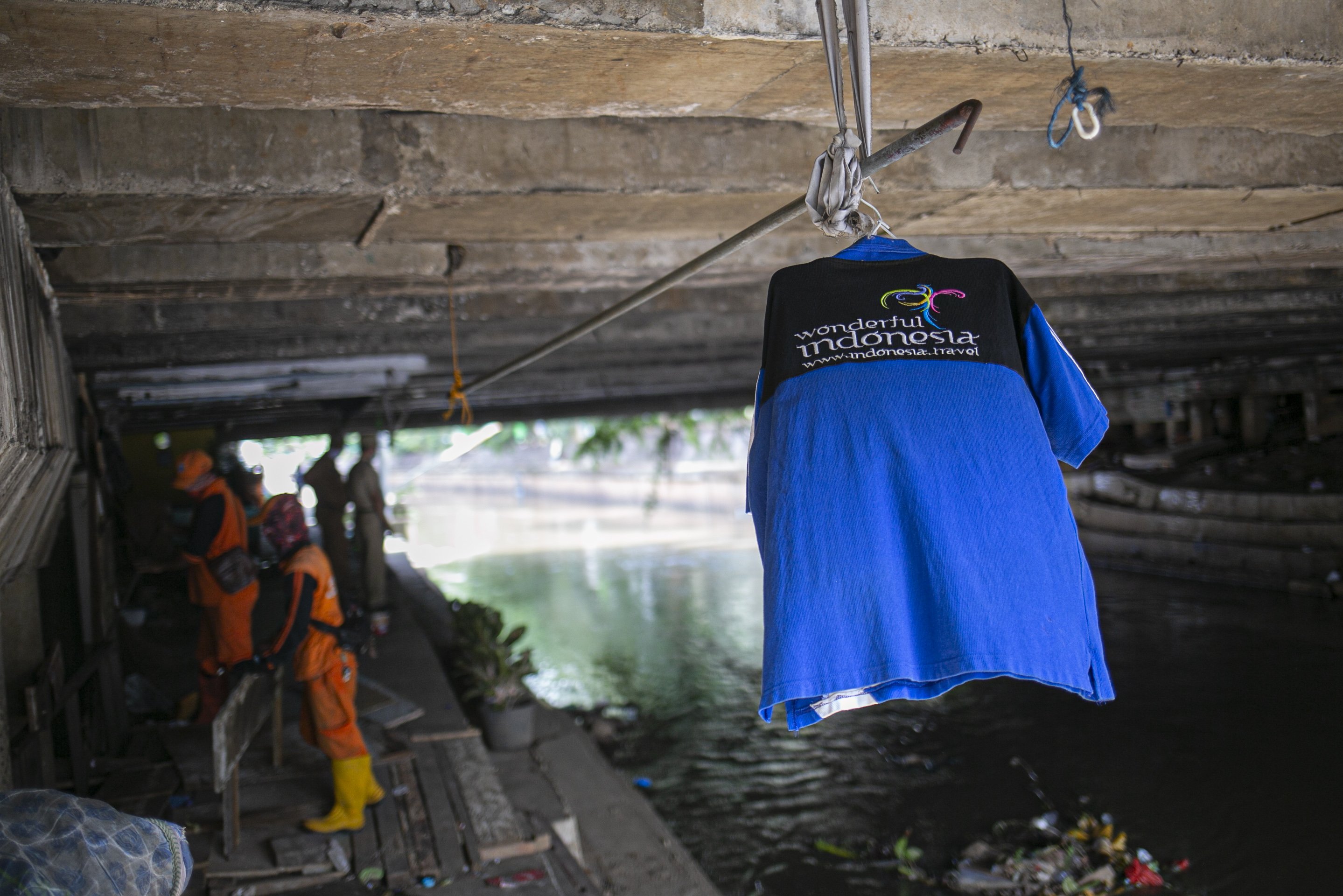 Petugas PPSU menertibkan hunian liar di kolong jembatan Jalan Proklamasi, Pegangsaan, Menteng, Jakarta, Selasa (28/12/2020). Kurang lebih sebanyak 12 hunian liar ditertibkan oleh petugas dari Kelurahan Pegangsaan, setelah sebelumnya Menteri Sosial Tri Rismaharini melakukan sidak di kolong jembatan tersebut. 