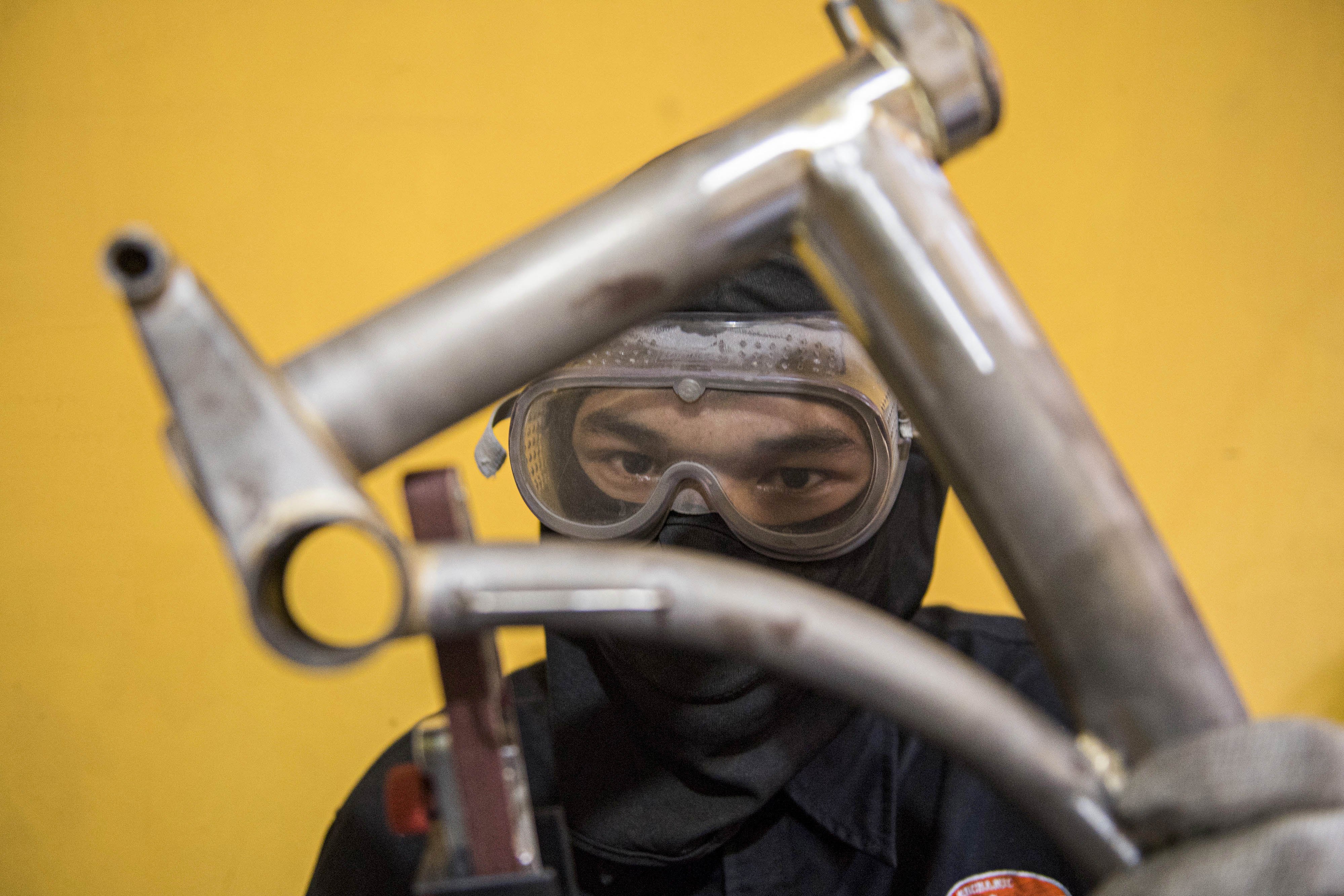 Pekerja menyelesaikan proses penghalusan rangka (main frame) sepeda lipat Kreuz di Bandung, Jawa Barat, Jumat (20/11/2020). 