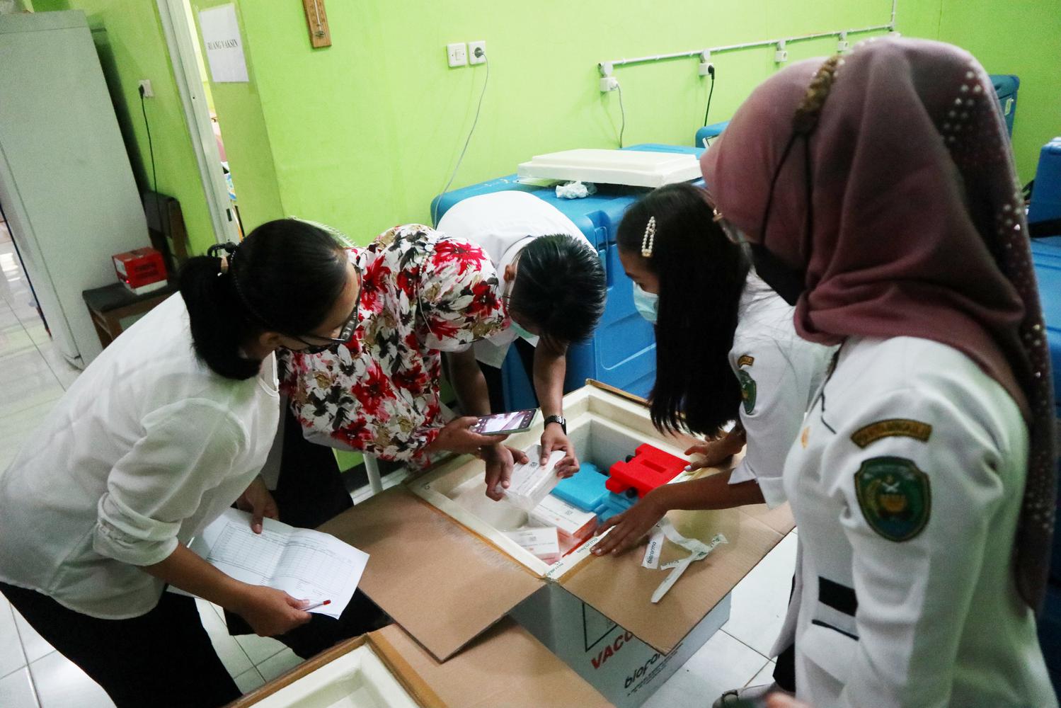 Petugas kesehatan memeriksa vaksin COVID-19 Sinovac yang tiba di gudang vaksin (cold room) Balai Farmasi Dinas Kesehatan Provinsi Bengkulu di Bengkulu, Rabu (13/1/2021). Dinas Kesehatan Provinsi Bengkulu mendistribusikan vaksin pada tahap pertama sebanyak 13.240 dosis ke tiga daerah yaitu Kota Bengkulu 9040 dosis, Kabupaten Seluma 2440 dosis dan Kabupaten Bengkulu Tengah 1760 dosis.