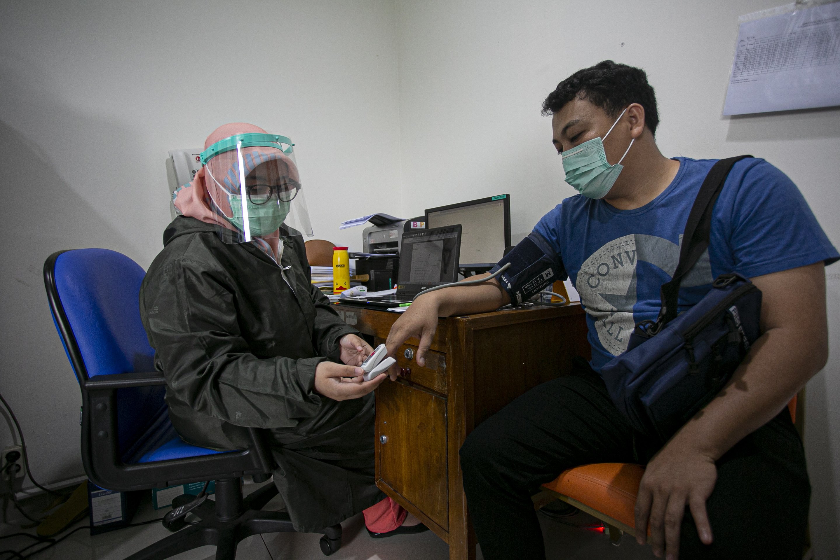 Petugas medis memeriksa tensi darah tenaga medis sebelum divaksin COVID-19 di Puskesmas Kecamatan Duren Sawit, Jakarta, Kamis (14/1/2021). Program vaksinasi COVID-19 tahap pertama kepada tenaga kesehatan mulai dilakukan di berbagai daerah di Indonesia.