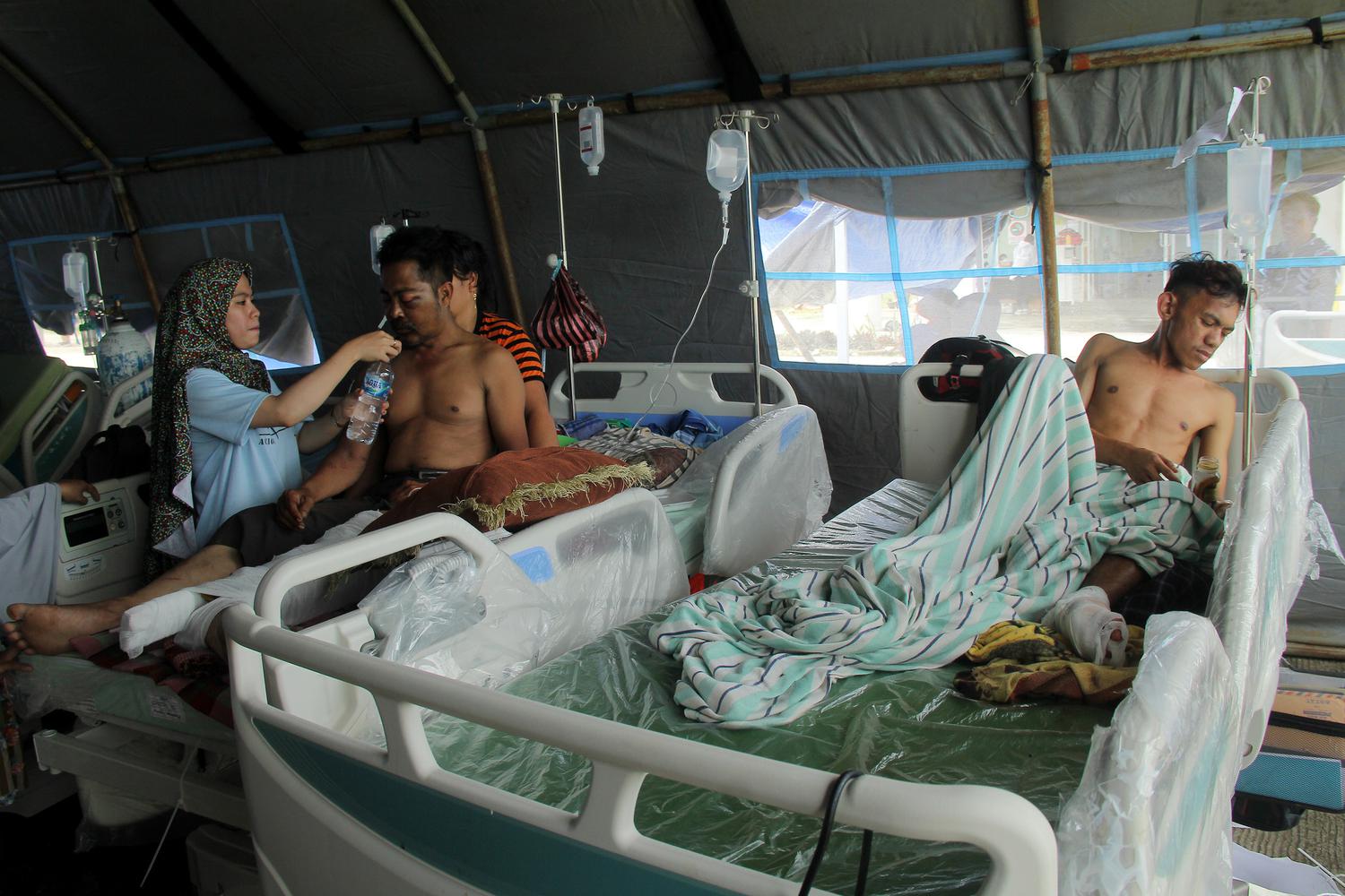Korban gempa bumi bermagnitudo 6,2 di rawat halaman Rumah Sakit Regional Sulbar, Mamuju, Sulawesi Barat, Sabtu (16/1/2021).