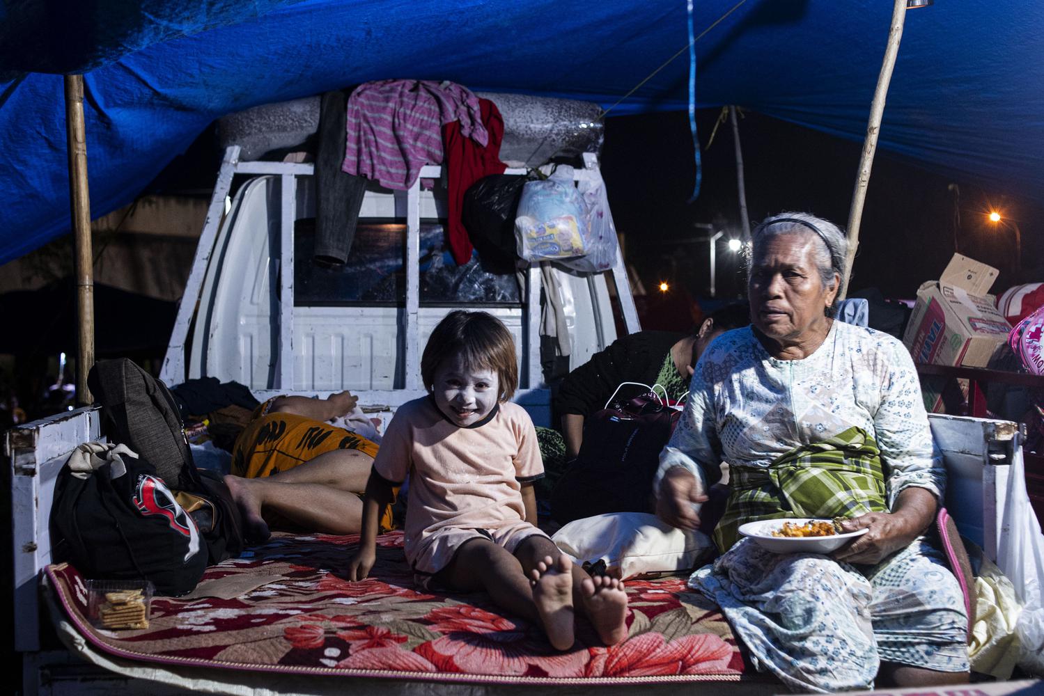 Sejumlah pengungsi korban gempa beristirahat di tenda darurat yang mereka buat di kompleks Stadion Manakarra, Mamuju, Sulawesi Barat, Minggu (17/1/2021). BNPB menyatakan berdasarkan data per 17 Januari pukul 14.00 WIB jumlah korban gempa bumi Sulawesi Barat yang meninggal berjumlah 73 orang dan sebanyak 27.850 orang mengungsi di 25 titik pengungsian.