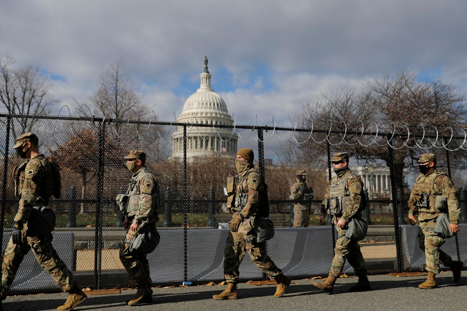 Andrew Kelly Anggota Garda Nasional berpatroli dekat gedung Capitol menjelang pelantikan Presiden terpilih Joe Biden, di Washington, Amerika Serikat, Selasa (19/1/2021).