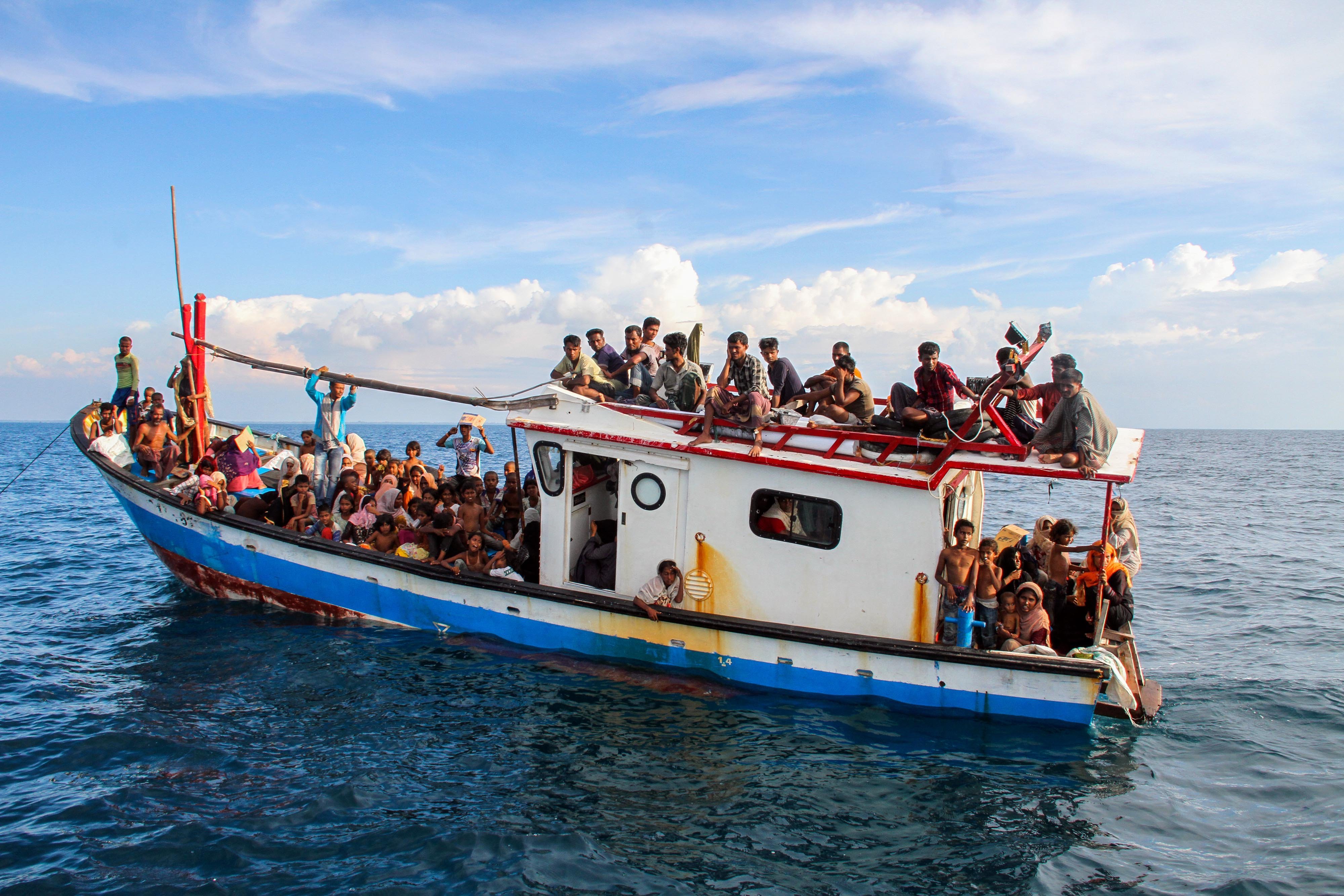Puluhan warga etnis Rohingya berada di dalam kapal saat terdampar di tengah laut di perairan Aceh. \r\n