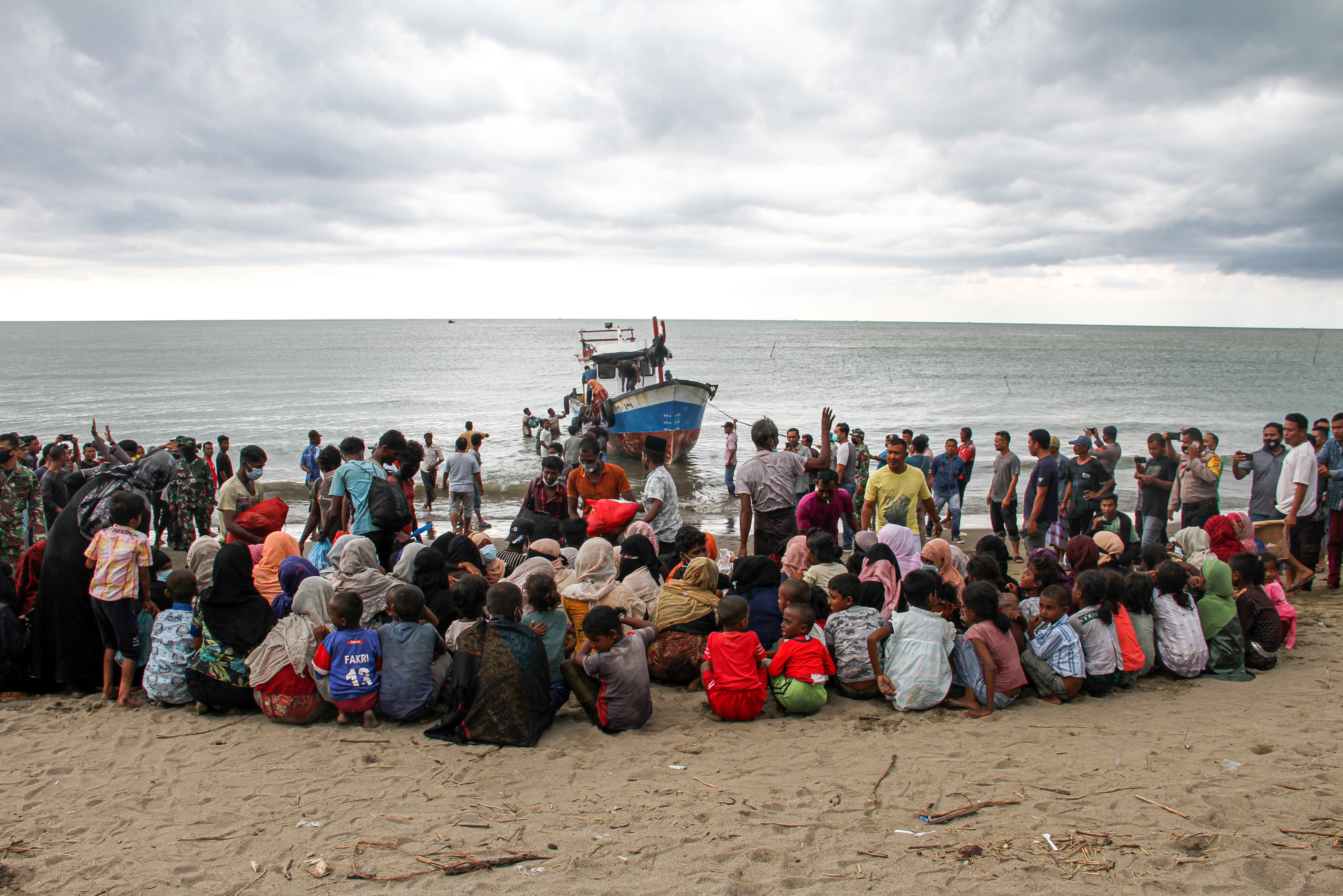 Pengungsi etnis Rohingya beristirahat usai dievakuasi di pantai Lancok, Kecamatan Syantalira Bayu, Aceh Utara, Aceh.