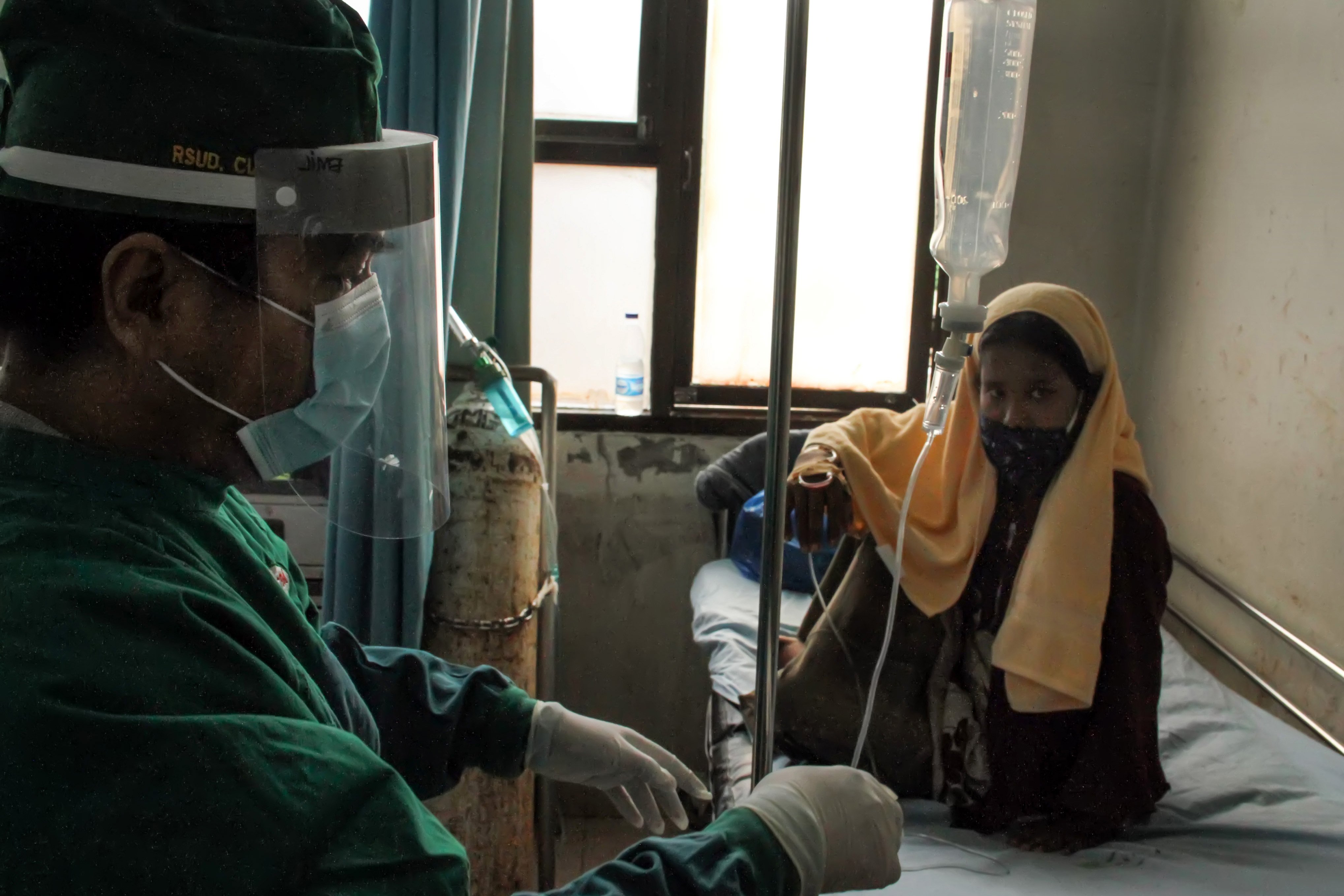 Seorang pengungsi etnis Rohingya menjalani perawatan medis di Rumah Sakit Umum Daerah (RSUD) Cut Meutia di Kota Lhokseumawe, Aceh.