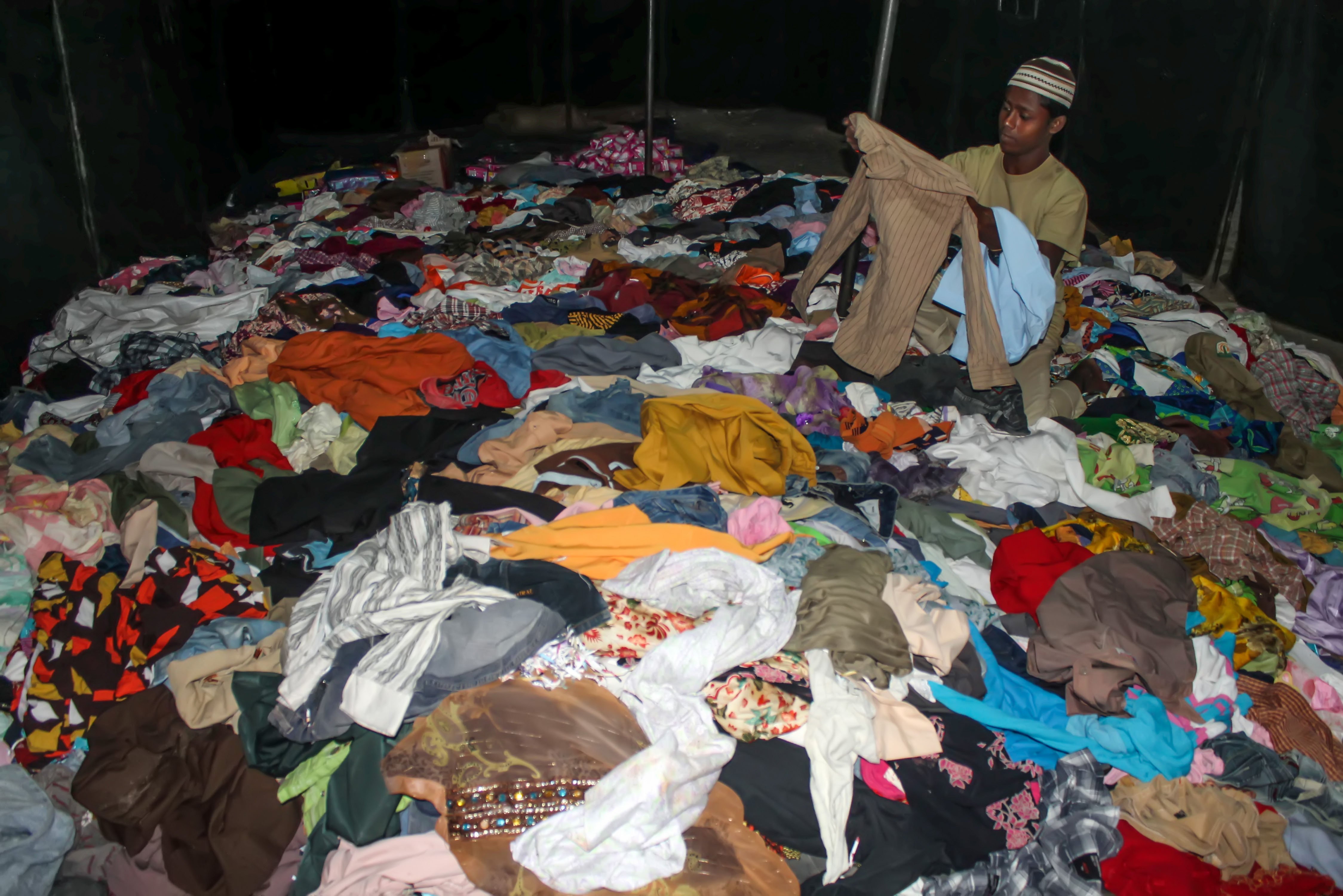Pengungsi etnis Rohingya memilih pakaian layak pakai bantuan masyarakat di tempat penampungan, Desa Blang Adoe, Aceh Utara, Aceh.