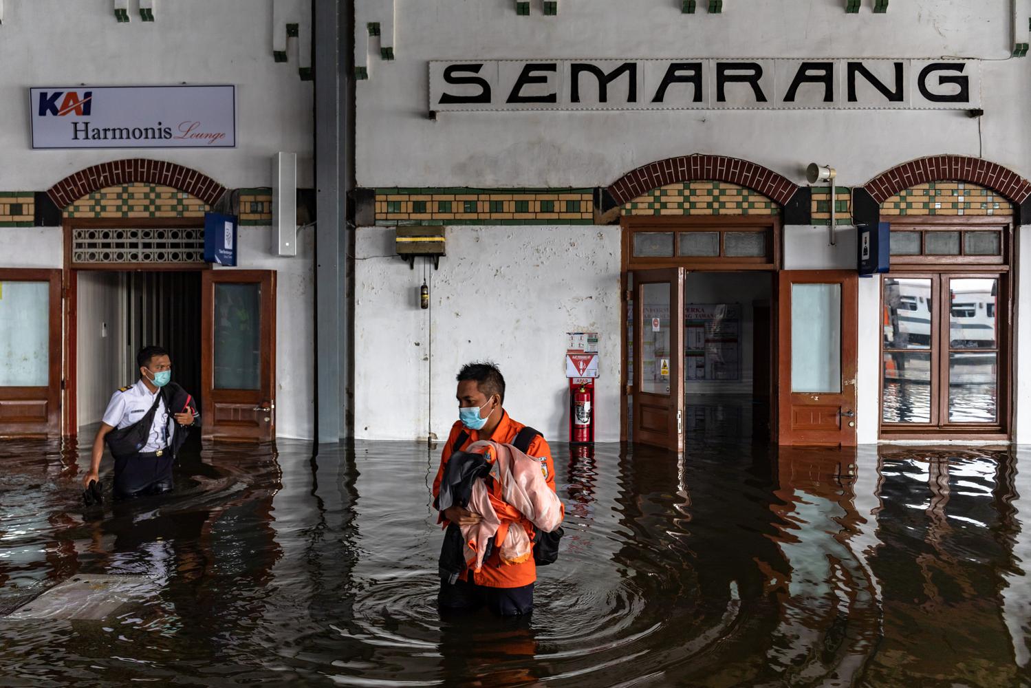 Karyawan menyelamatkan sejumlah barang dari kantor yang terendam banjir di Stasiun Tawang, Semarang, Jawa Tengah, Sabtu (6/2/2021). Akibat banjir setinggi hingga 70 cm tersebut, PT KAI (Persero) DAOP 4 Semarang mengalihkan sejumlah rute perjalanan kereta api.