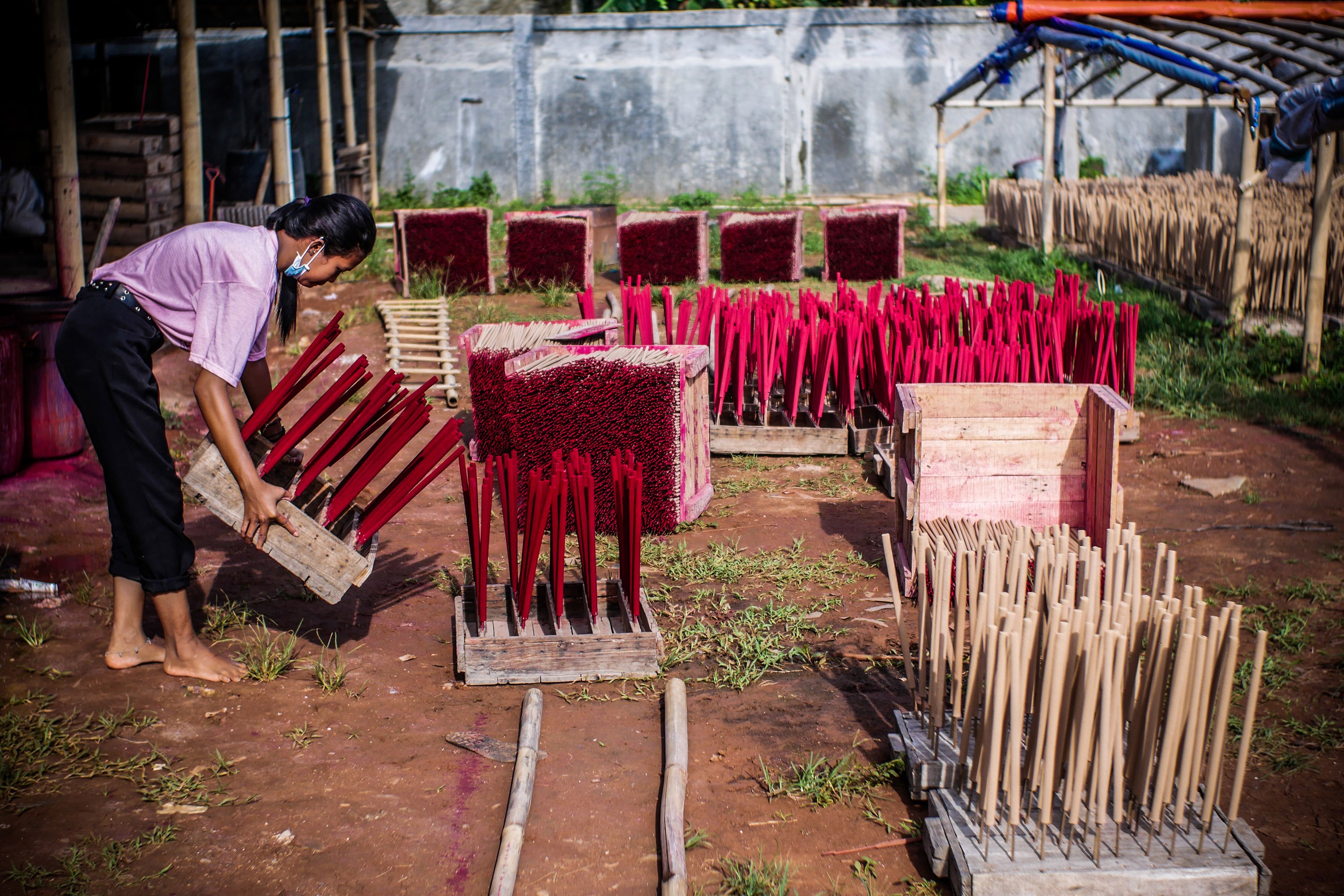 Pekerja menjemur hio di Industri Hio Rumahan Koh Ase, Kosambi, Kabupaten Tangerang, Banten. 