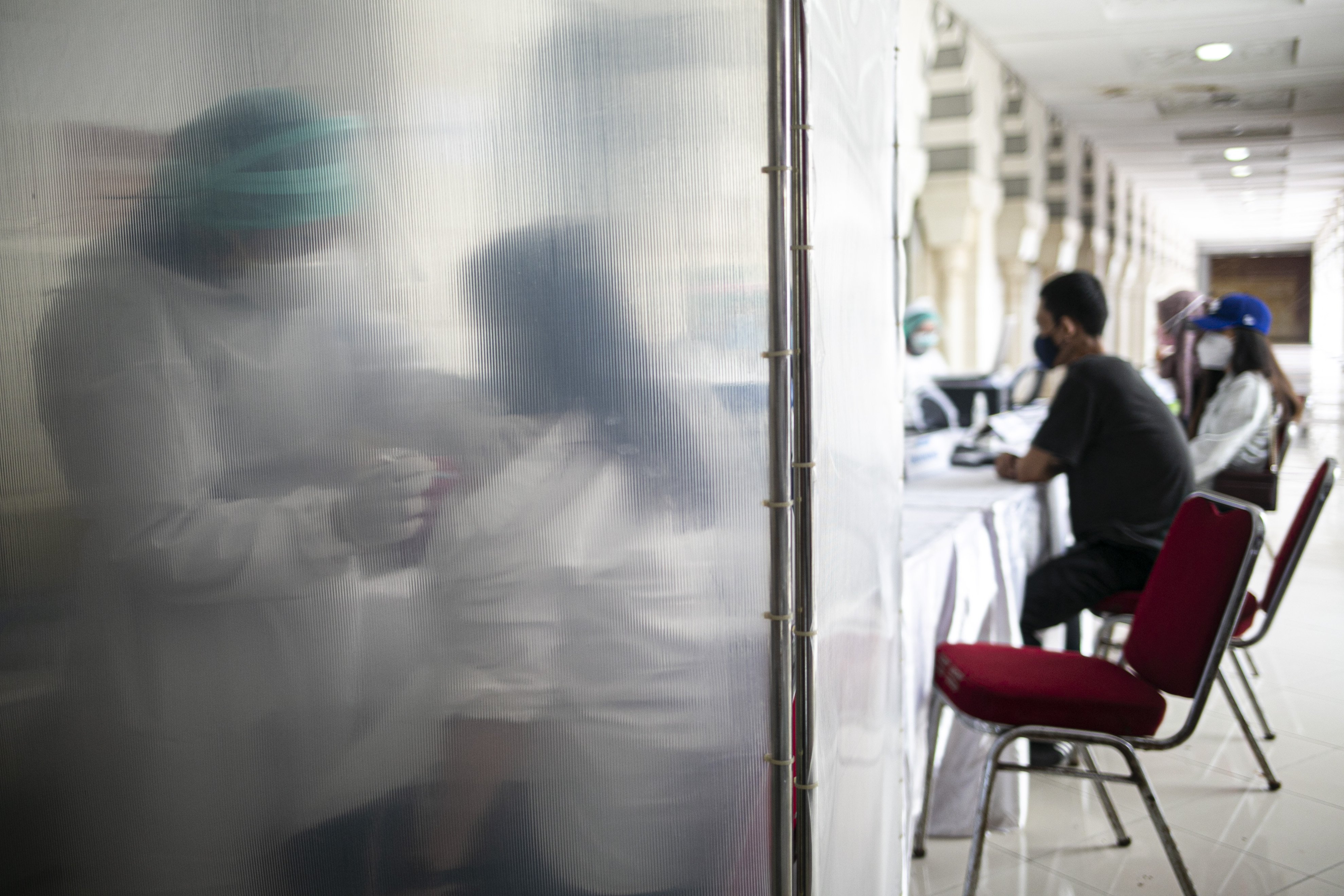 Petugas medis menyuntikan vaksin covil-19 kepada pedagang di Pasar Tanah Abang Blok A, Jakarta, Rabu (17/2/2021). Vaksinasi covid-19 tahap kedua yang diberikan untuk pekerja publik dan lansia itu dimulai dari pedagang Pasar Tanah Abang.