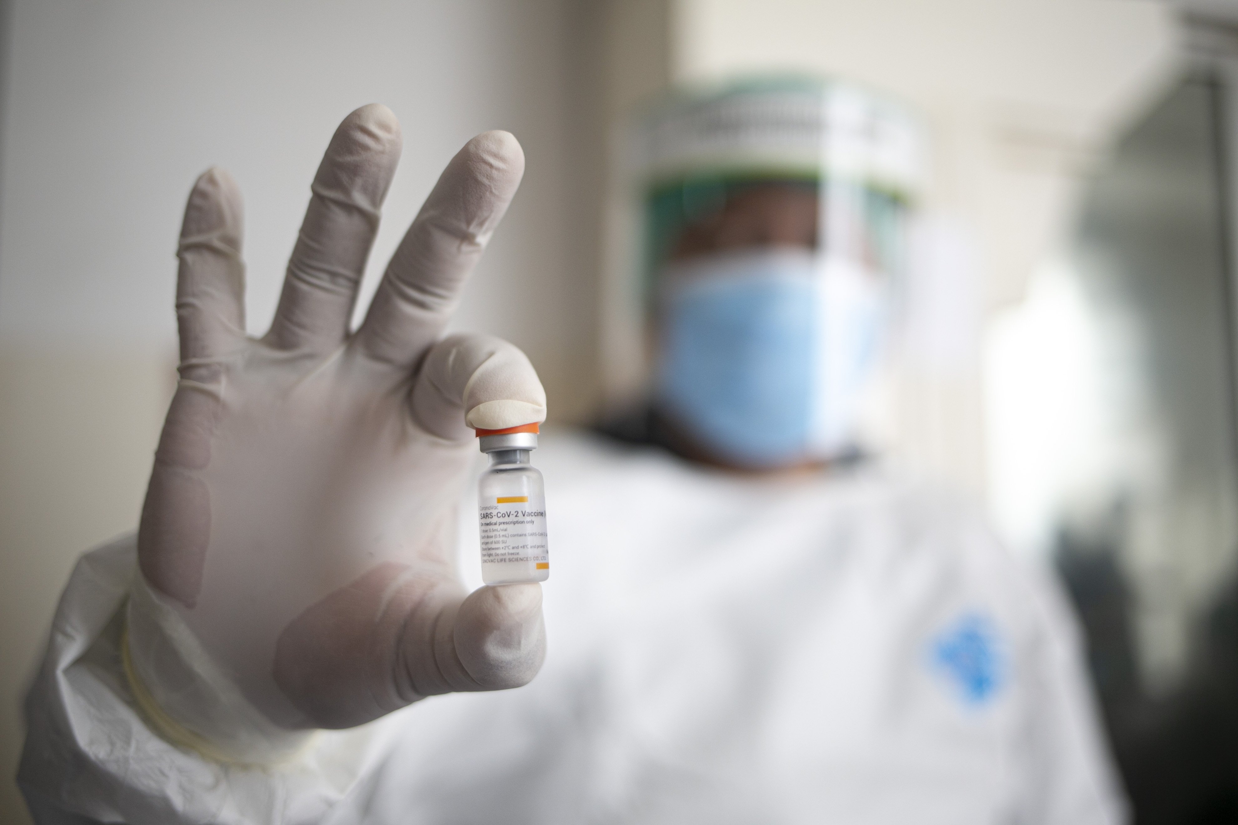 Petugas medis memperlihatkan vaksin covid-19 di Pasar Tanah Abang Blok A, Jakarta, Rabu (17/2/2021). Vaksinasi covid-19 tahap kedua yang diberikan untuk pekerja publik dan lansia itu dimulai dari pedagang Pasar Tanah Abang.