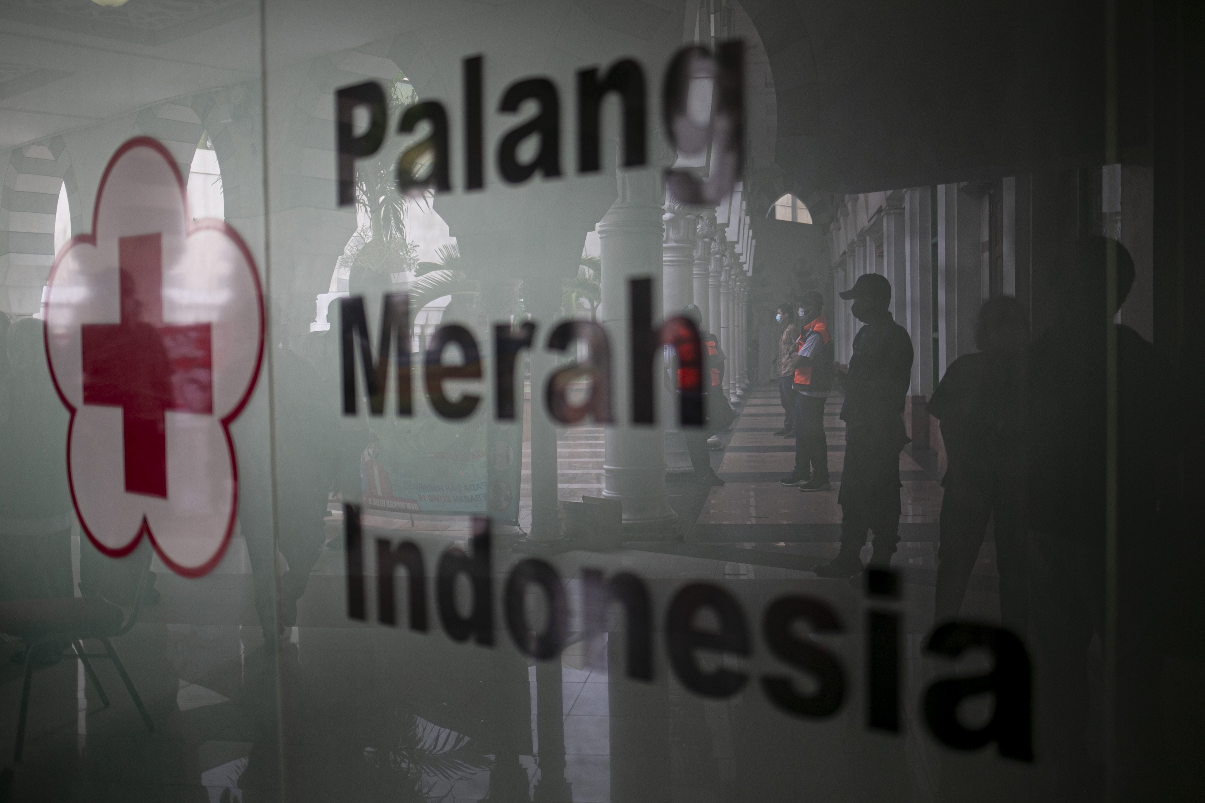 Petugas keamanan berjaga saat proses vaksinasi di Pasar Tanah Abang Blok A, Jakarta, Rabu (17/2/2021). Vaksinasi covid-19 tahap kedua yang diberikan untuk pekerja publik dan lansia itu dimulai dari pedagang Pasar Tanah Abang.
