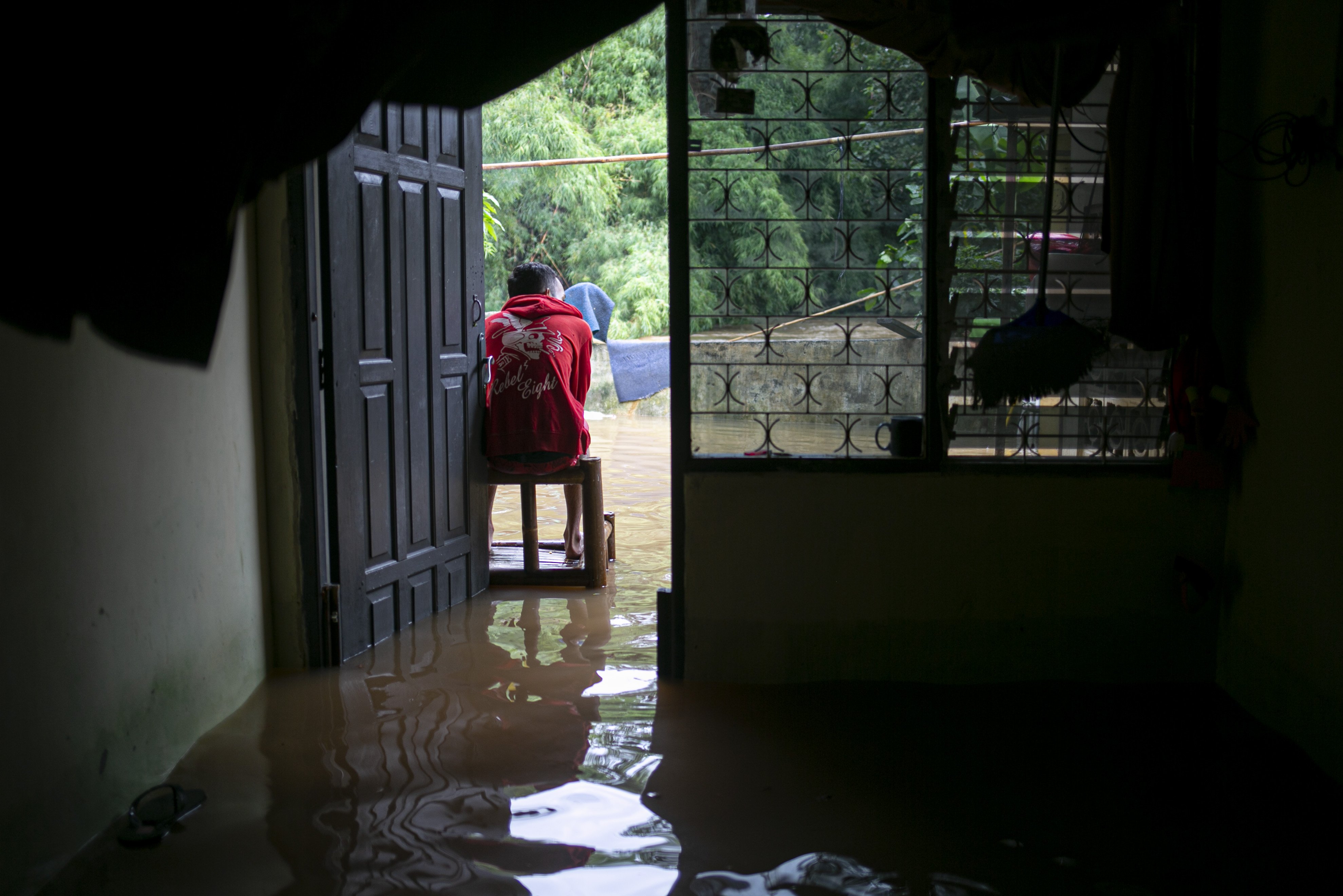 Banjir menggenani rumah warga di kawasan Cipinang Melayu, Jakarta Timur, Jumat (19/2/2021). Banjir di kawasan tersebut akibat curah hujan yang tinggi dan meluapnya air dari Kali Sunter.