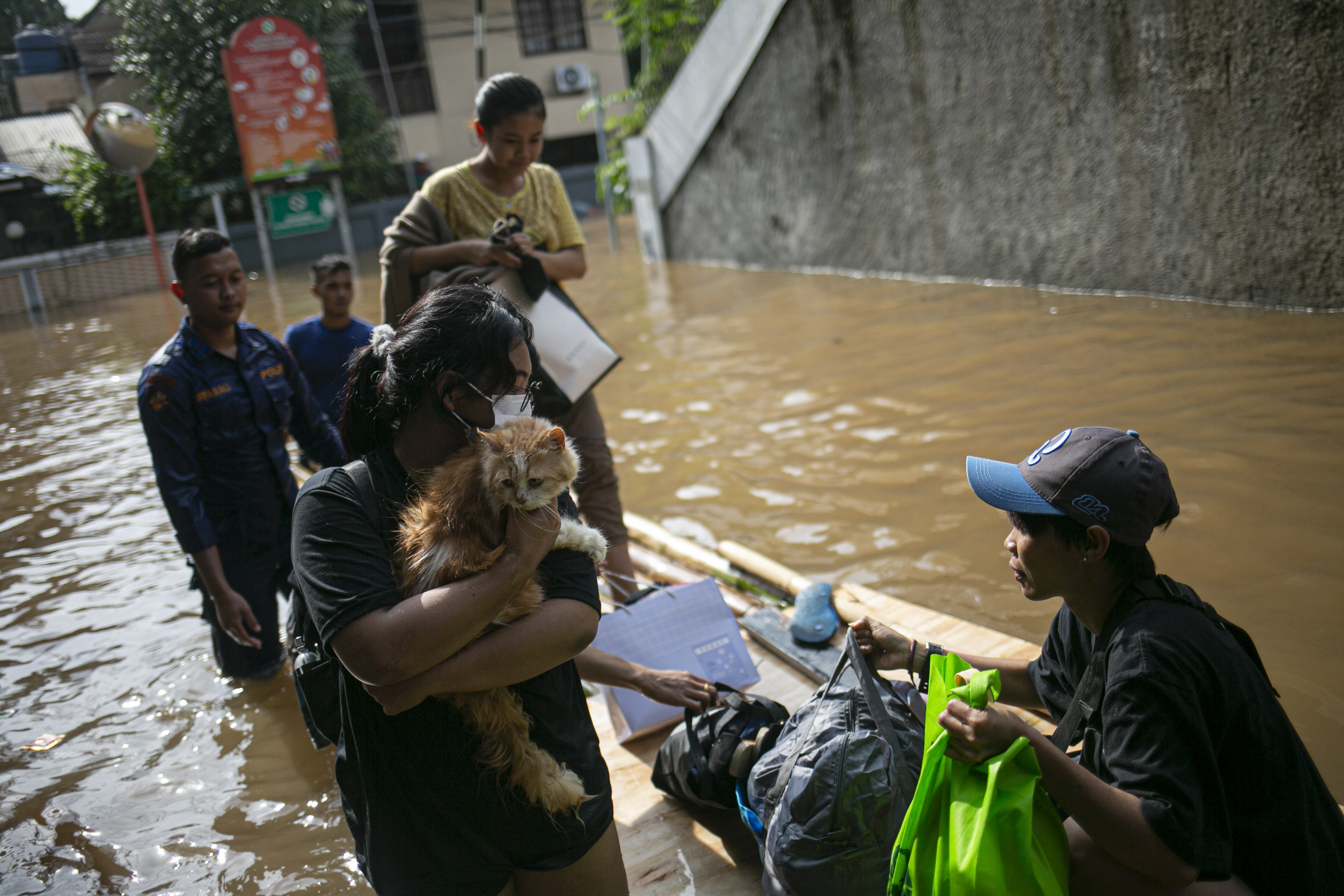 Petugas mengevakuasi warga yang terendam banjir di kawasan Kemang, Jakarta Selatan, Sabtu (20/2/2021). Banjir yang terjadi akibat curah hujan tinggi serta drainase yang buruk membuat kawasan Kemang banjir setinggi 1,5 meter.