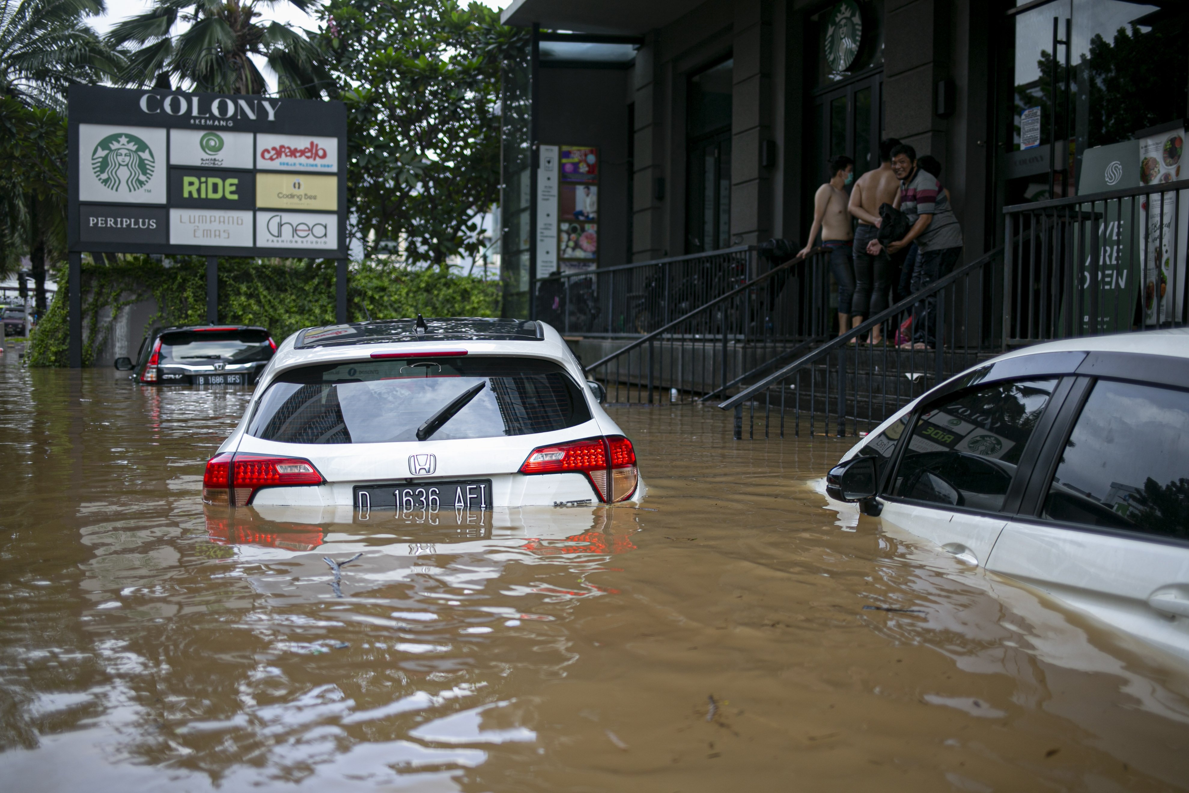 Sejumlah mobil terendam banjir di kawasan Kemang, Jakarta Selatan, Sabtu (20/2/2021). Banjir yang terjadi akibat curah hujan tinggi serta drainase yang buruk membuat kawasan Kemang banjir setinggi 1,5 meter.