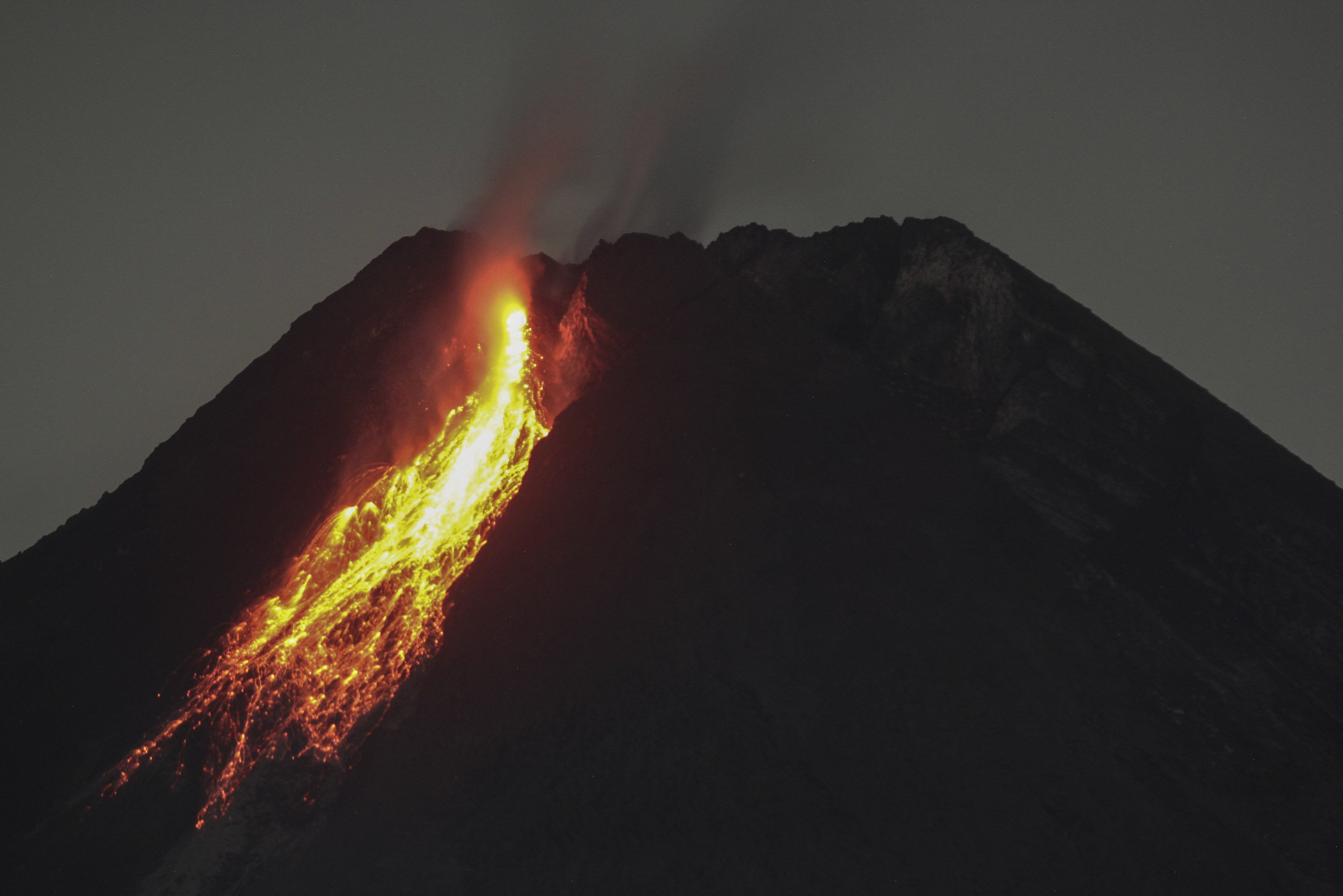 Guguran lava terlihat dari Lapangan Boyong, Hargobinangun, Pakem, Sleman, DI Yogyakarta.