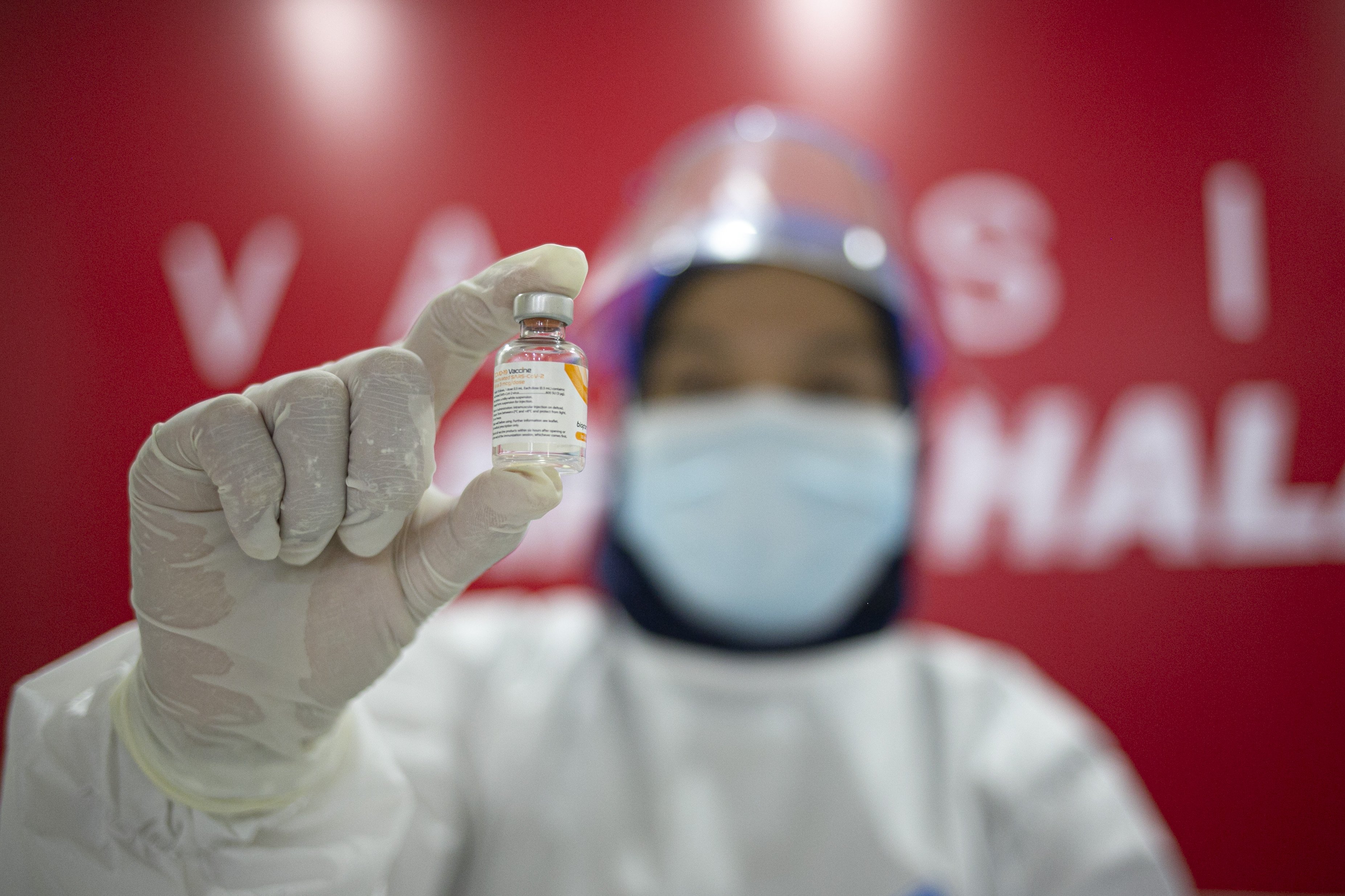 Petugas menunjukan vaksin COVID-19 di SMA Negeri 70 Jakarta, Jakarta, Rabu (24/2/2021). Pemerintah memulai tahap vaksinasi untuk guru, tenaga kependidikan, dan dosen dengan target sebanyak 5.057.582 orang se-Indonesia.