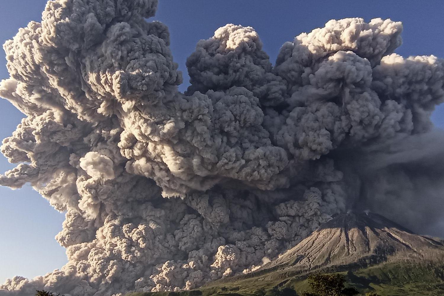 Gunung Sinabung menyemburkan material vulkanik saat erupsi di Desa Kuta Rakyat, Naman Teran, Karo, Sumatera Utara, Selasa (2/3/2021). Gunung Sinabung erupsi dengan tinggi kolom 5.000 meter di atas puncak.