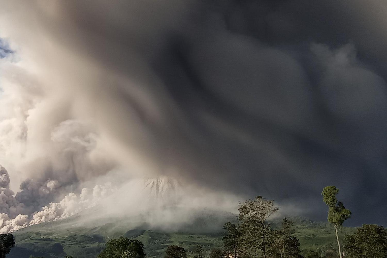 Gunung Sinabung menyemburkan material vulkanik saat erupsi di Desa Kuta Rakyat, Naman Teran, Karo, Sumatera Utara, Selasa (2/3/2021). Gunung Sinabung erupsi dengan tinggi kolom 5.000 meter di atas puncak.