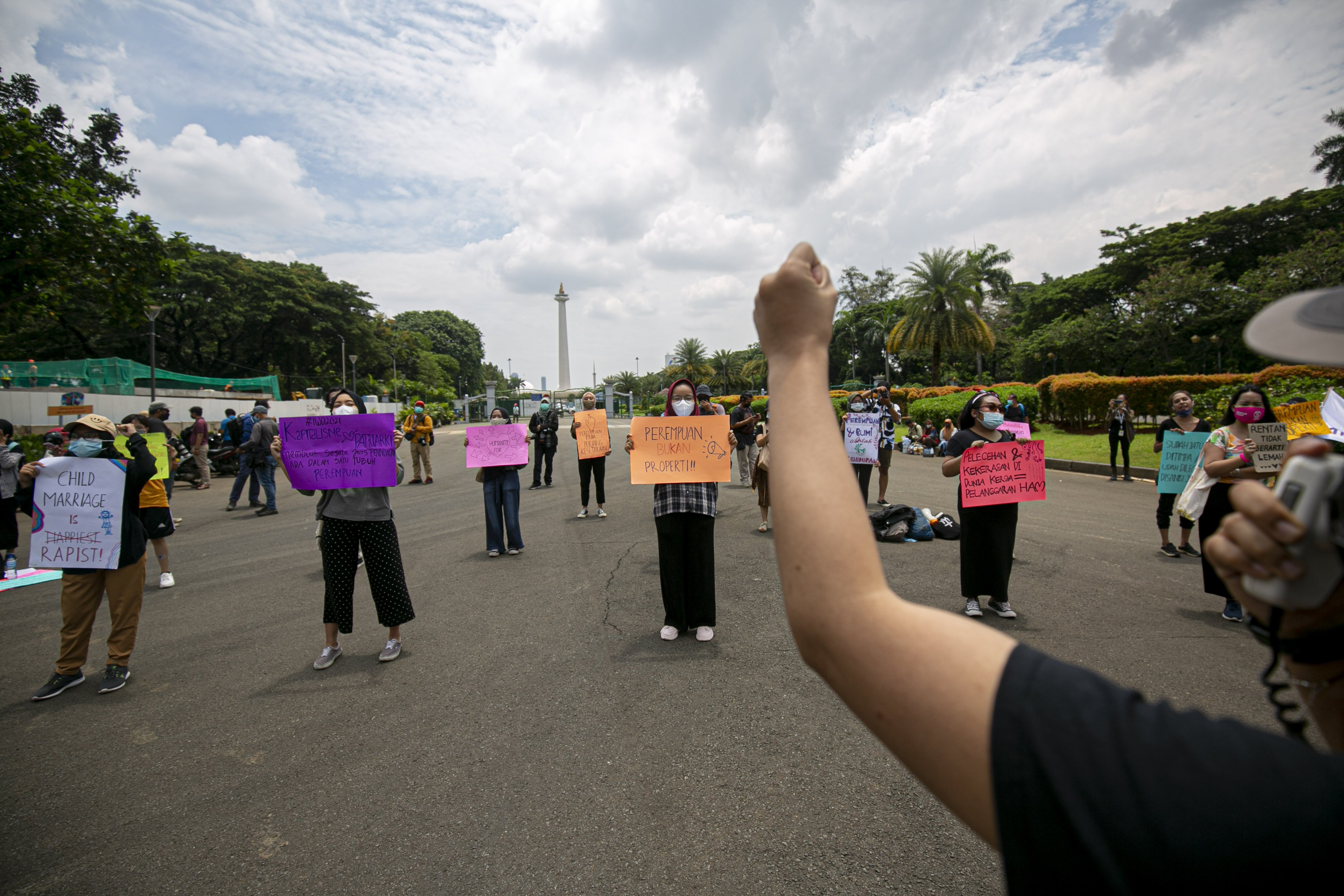 Sejumlah aktivis perempuan melakukan aksi unjuk rasa di Kawasan Patung Kuda Arjuna Wijaya, Senin (8/3/2021). Aksi tersebut dalam rangka memperingati Hari Perempuan Sedunia. Dalam aksinya mereka meminta pemerintah mengakui kekeresan seksual sebagai pelanggaran HAM, Cabut UU Cipta Kerja serta sahkan RUU PKS dan RUU PPRT. 