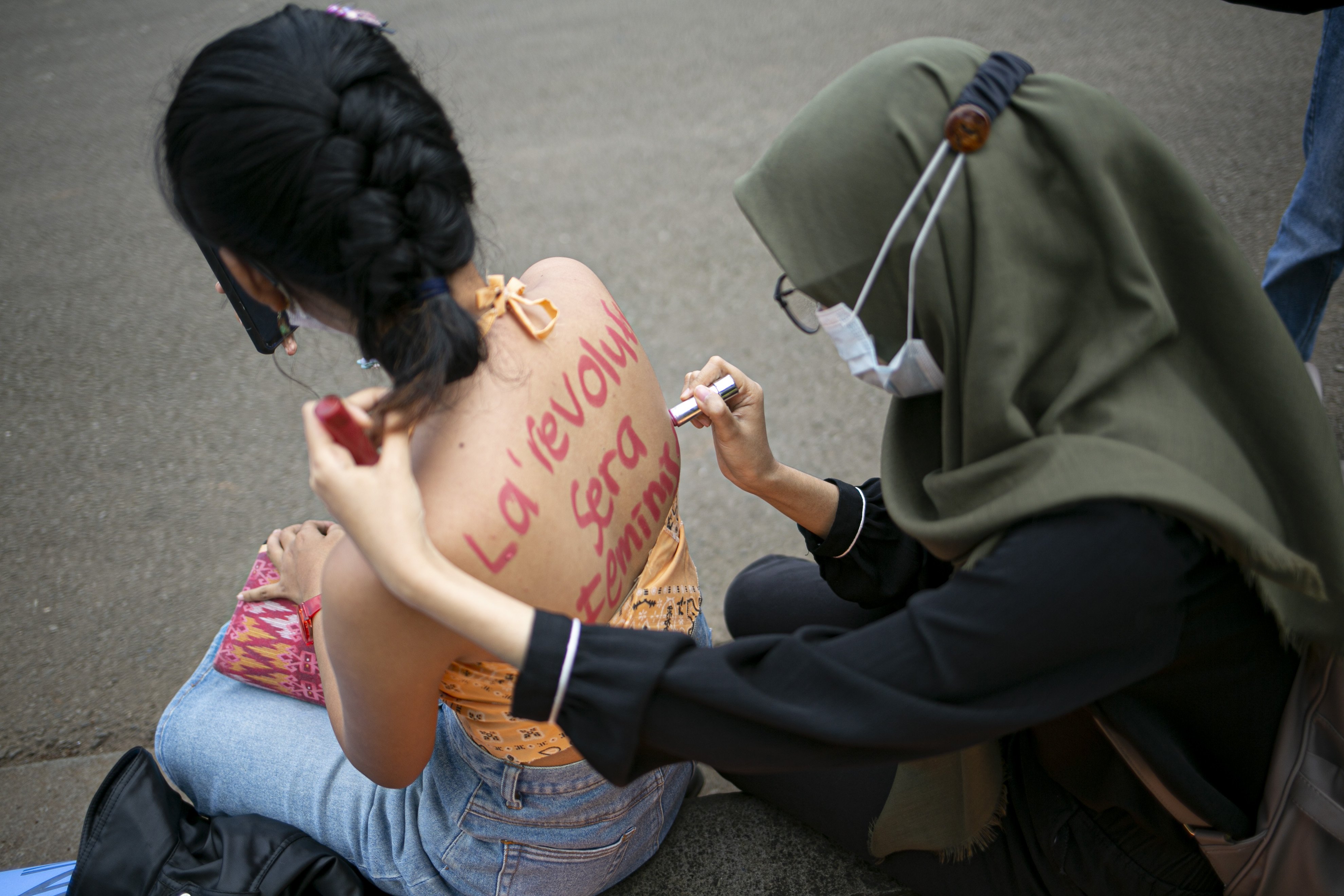 Sejumlah aktivis perempuan melakukan aksi unjuk rasa di Kawasan Patung Kuda Arjuna Wijaya, Senin (8/3/2021). Aksi tersebut dalam rangka memperingati Hari Perempuan Sedunia. Dalam aksinya mereka meminta pemerintah mengakui kekeresan seksual sebagai pelanggaran HAM, Cabut UU Cipta Kerja serta sahkan RUU PKS dan RUU PPRT. 