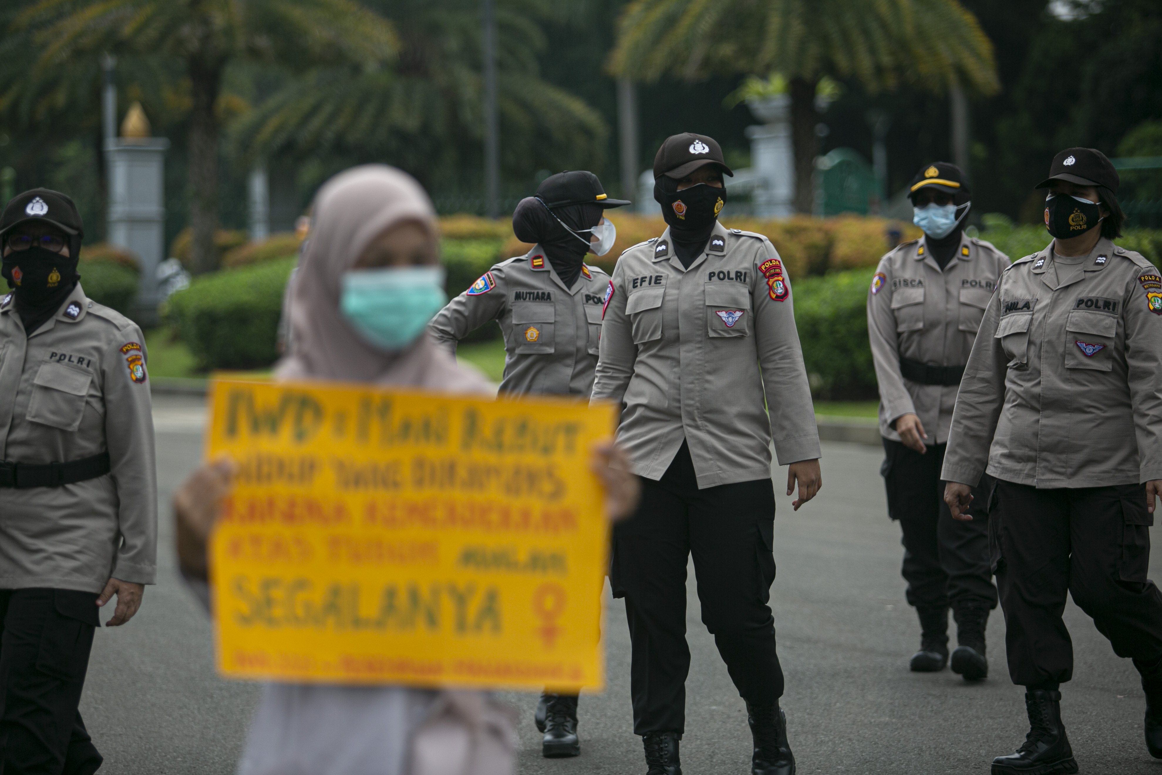 Sejumlah aparat kepolisian mengamankan aksi unjuk rasa di Kawasan Patung Kuda Arjuna Wijaya, Senin (8/3/2021). Aksi tersebut dalam rangka memperingati Hari Perempuan Sedunia. Dalam aksinya mereka meminta pemerintah mengakui kekeresan seksual sebagai pelanggaran HAM, Cabut UU Cipta Kerja serta sahkan RUU PKS dan RUU PPRT. 