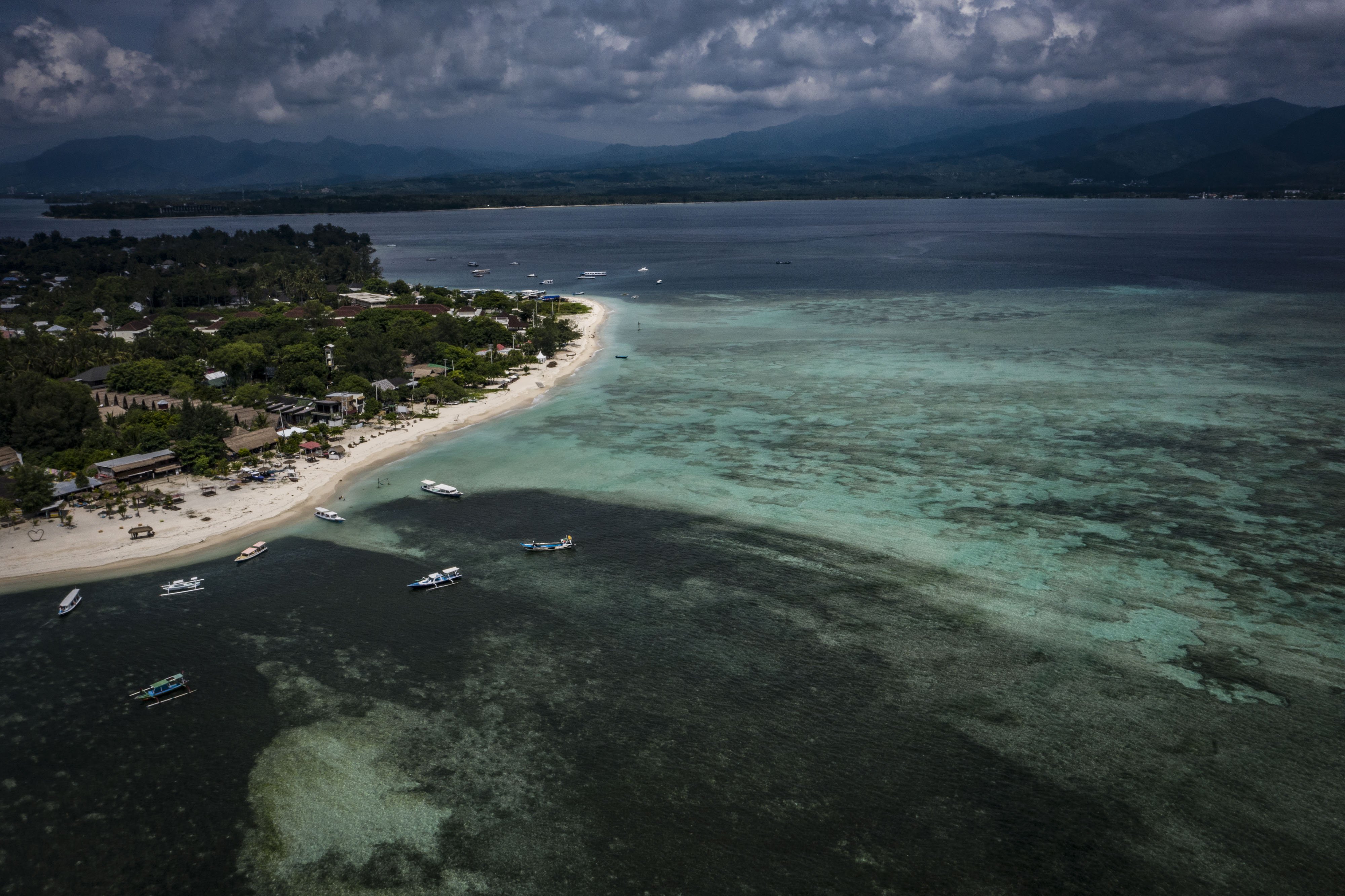 Foto udara suasana Gili Air di Kepulauan Gili, Lombok Utara, Nusa Tenggara Barat, Minggu (7/3/2021). Kepulauan Gili merupakan salah satu destinasi wisata keunggulan Lombok yang terdiri dari tiga pulau, yaitu Gili Trawangan, Meno, dan Air.