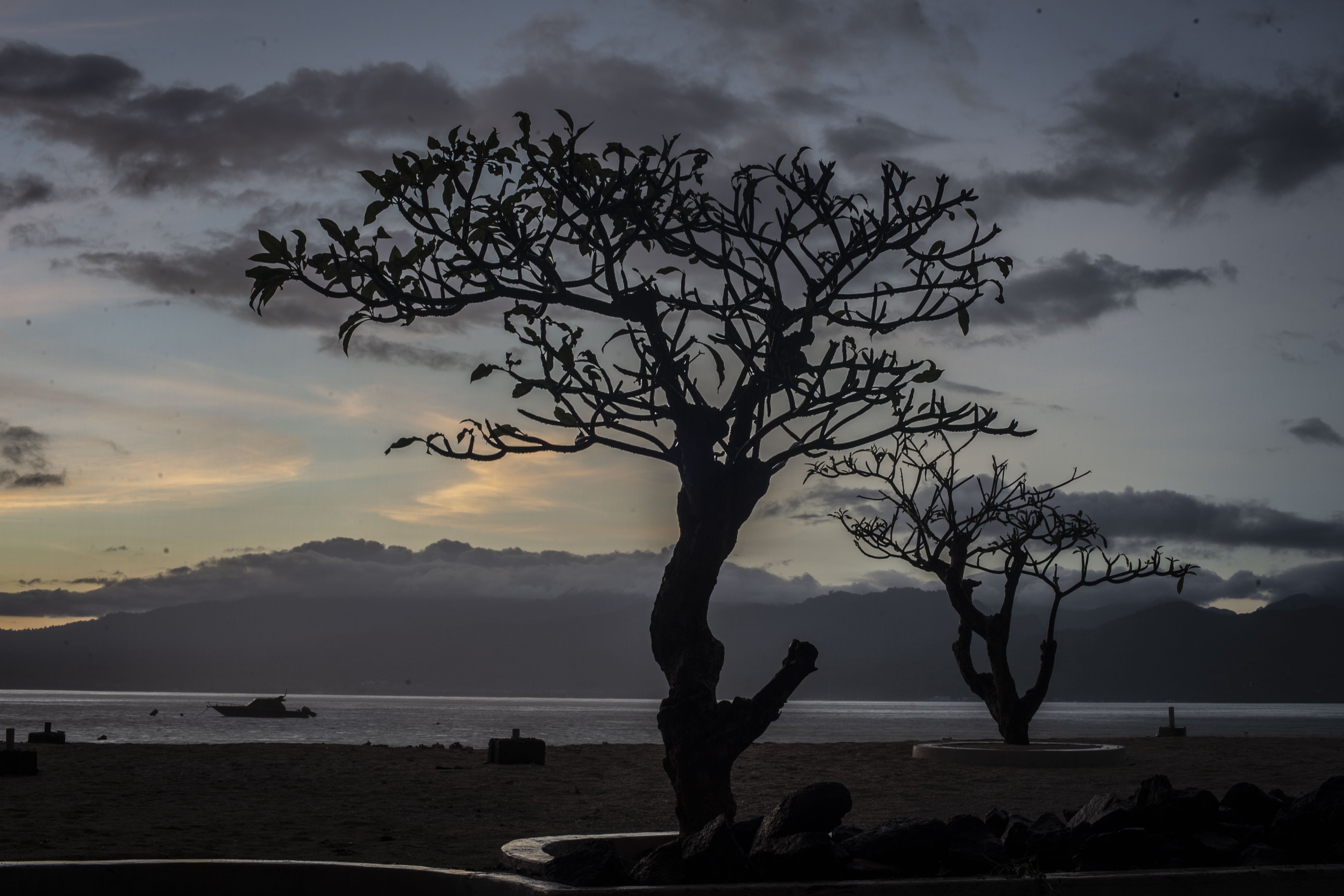 Suasana matahari terbit di Gili Trawangan, Kepulauan Gili, Lombok Utara, Nusa Tenggara Barat, Sabtu (6/3/2021). Kepulauan Gili merupakan salah satu destinasi wisata keunggulan Lombok yang terdiri dari tiga pulau, yaitu Gili Trawangan, Meno, dan Air. ANTARA FOTO/Aprillio Akbar/aww.