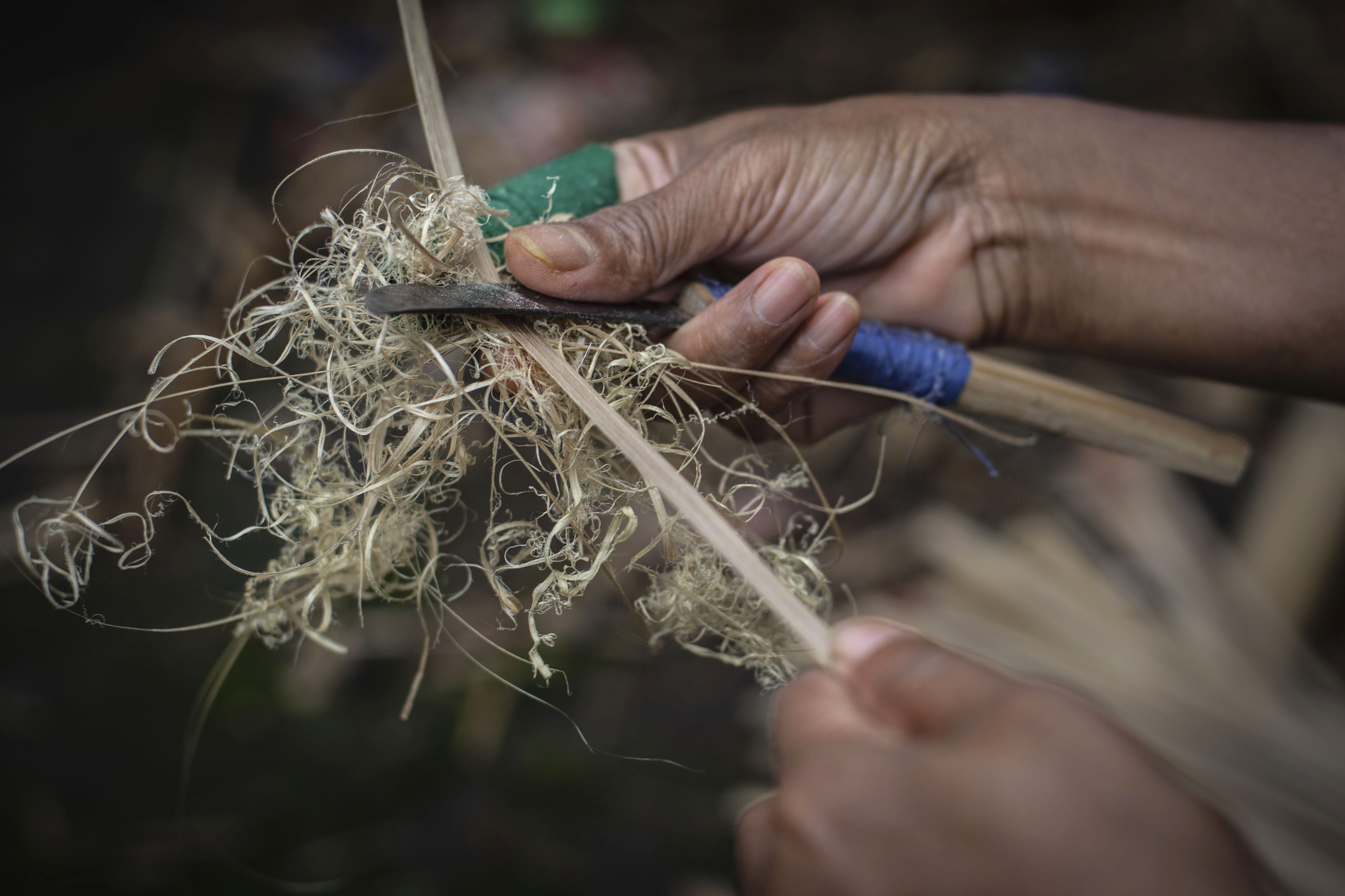 Pengrajin menghaluskan potongan bambu di Desa Loyok, Sakra, Lombok Timur, Nusa Tenggara Barat.