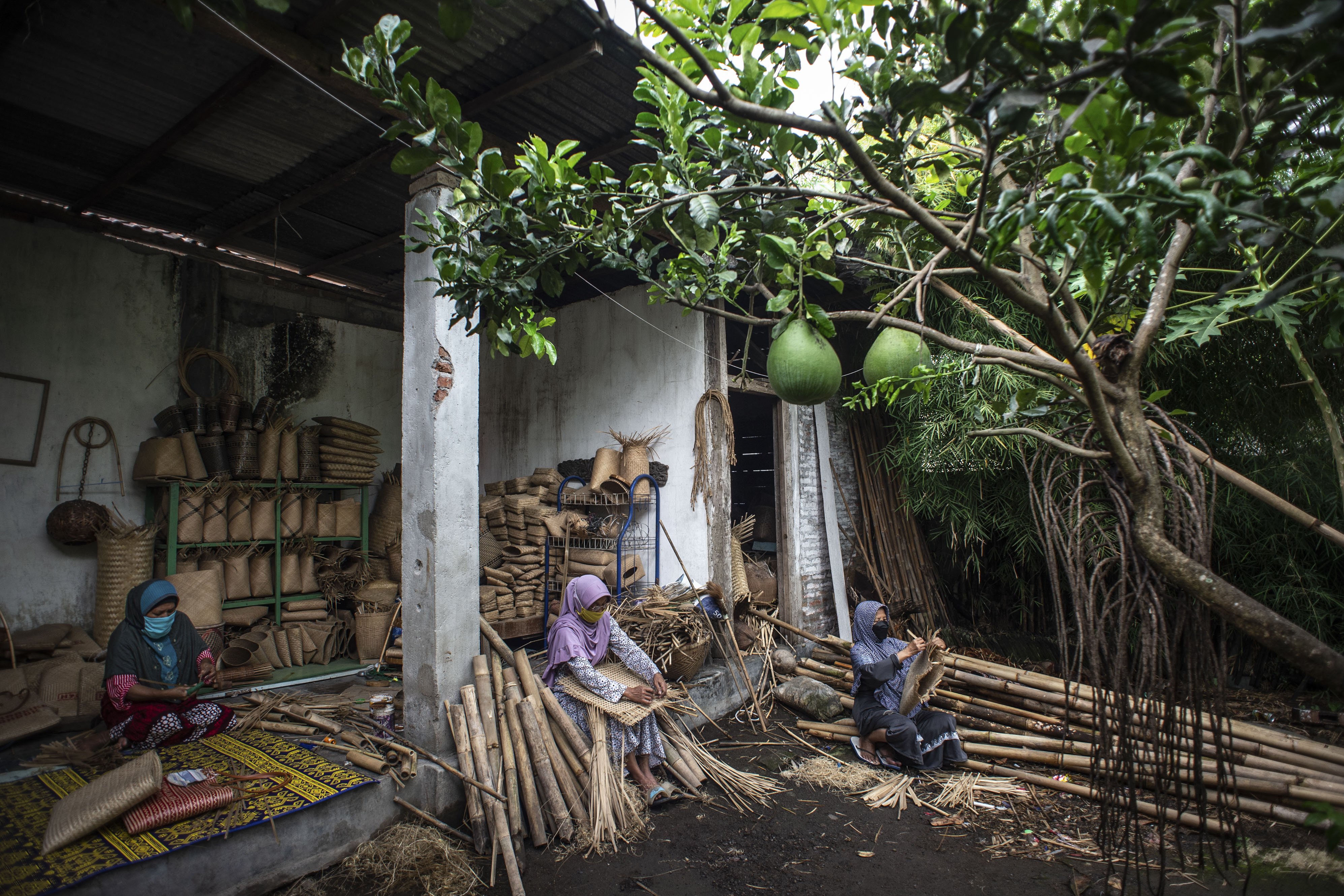 Sejumlah pengrajin menyelesaikan pembuatan tas berbahan dasar bambu di Desa Loyok, Sakra, Lombok Timur, Nusa Tenggara Barat.