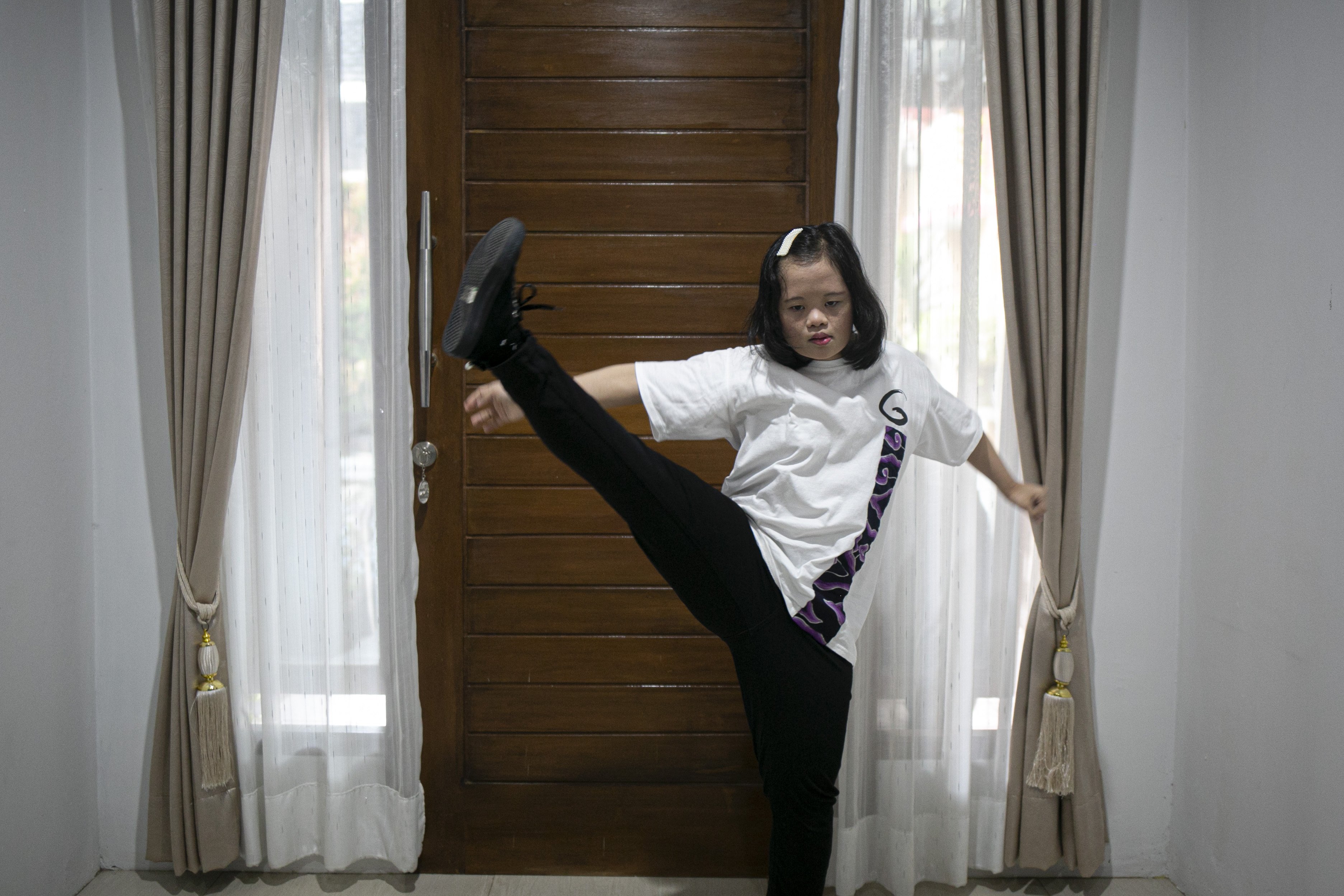 Faiza Yustiandari berlatih dance secara online dirumahnya.