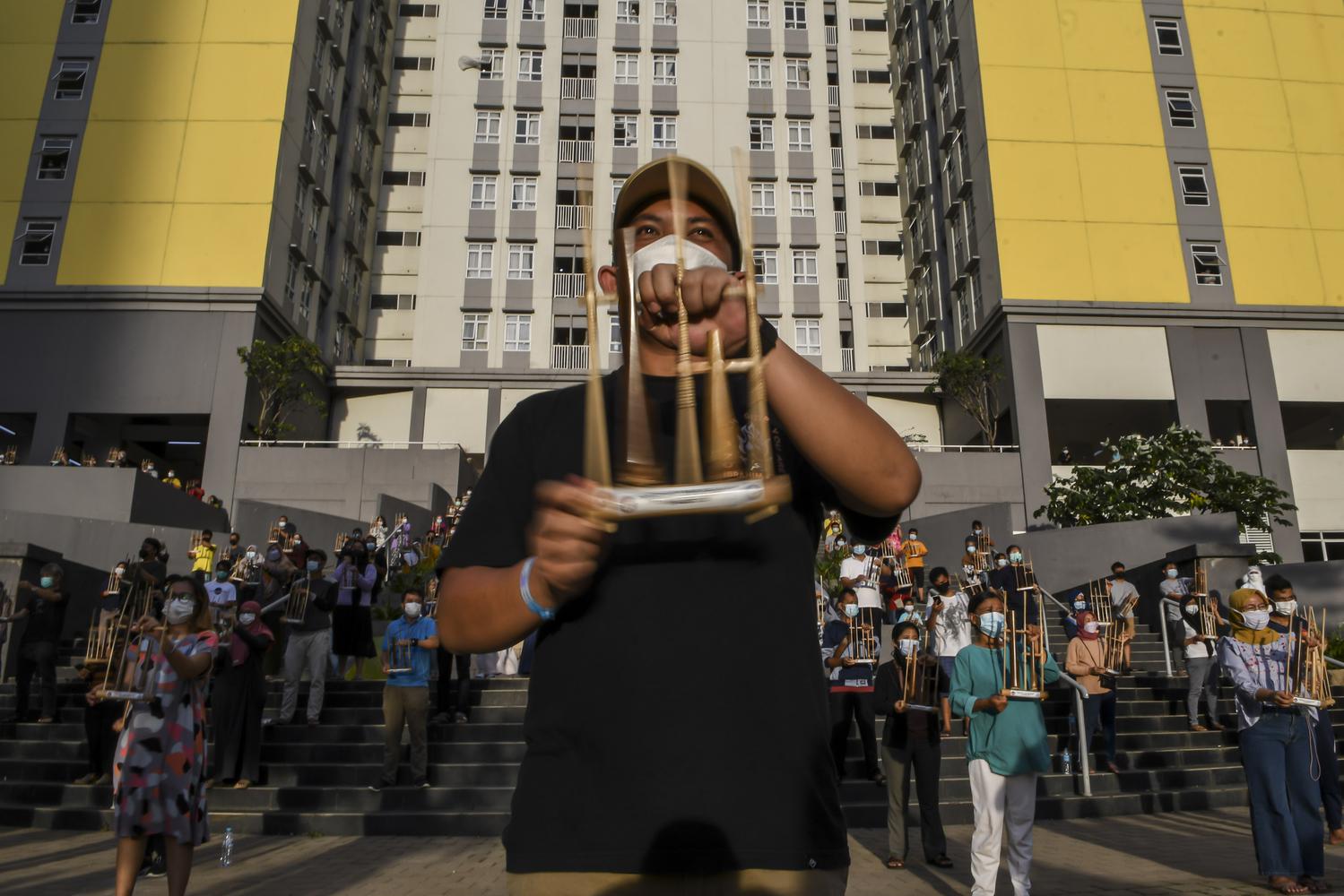 Sejumlah pasien COVID-19 memainkan angklung di Rumah Sakit Darurat COVID-19 (RSDC), Wisma Atlet, Kemayoran, Jakarta, Selasa (23/3/2021). Sebanyak 1.500 tenaga kesehatan bersama pasien COVID-19 memainkan angklung untuk memperingati satu tahun beroperasinya wisma atlet dalam penanganan pasien COVID-19.