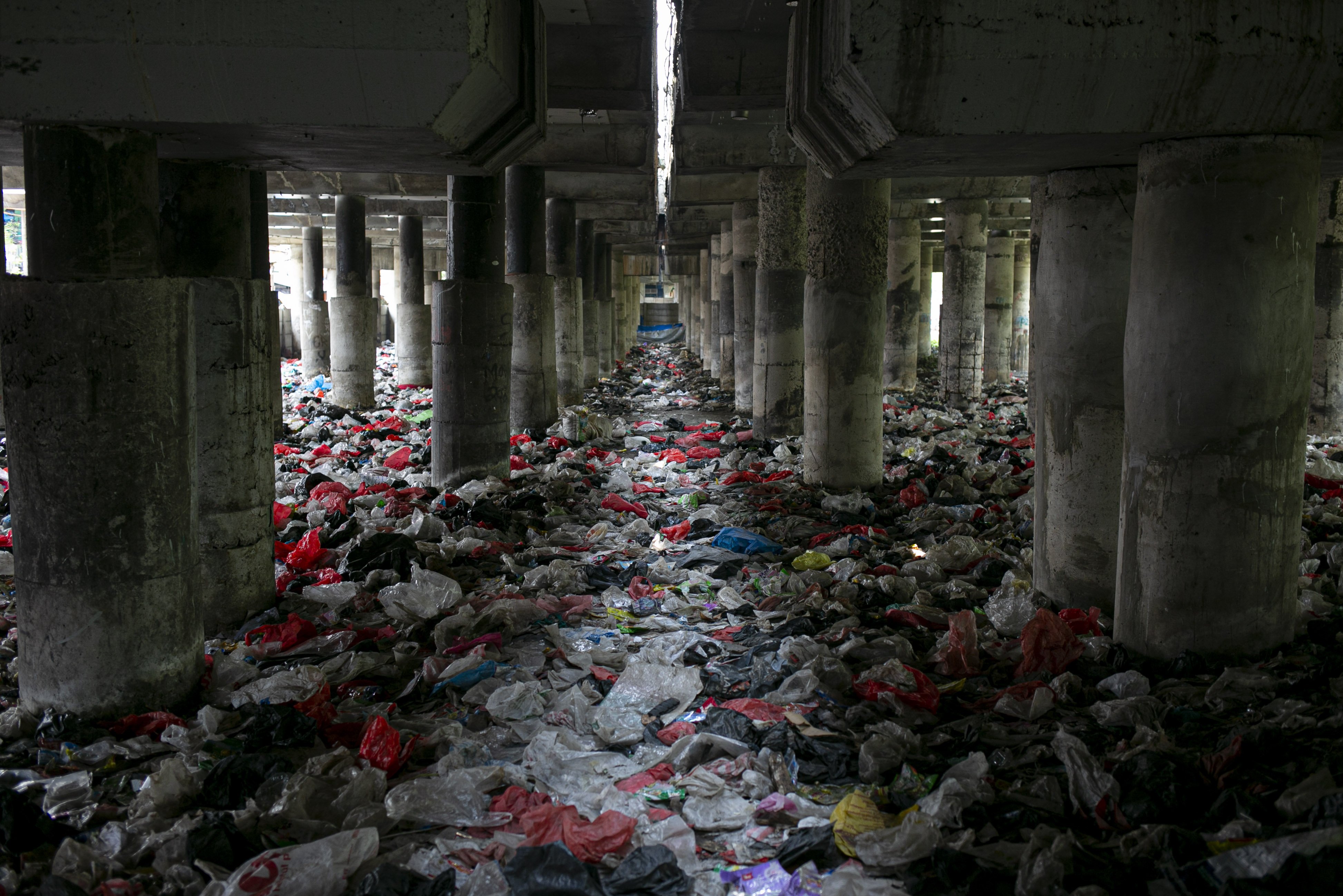 Tumpukan sampah di kolong Tol Ir. Wiyoto Wiyono di RW 08, Papanggo, Tanjung Priok, Jakarta Utara.