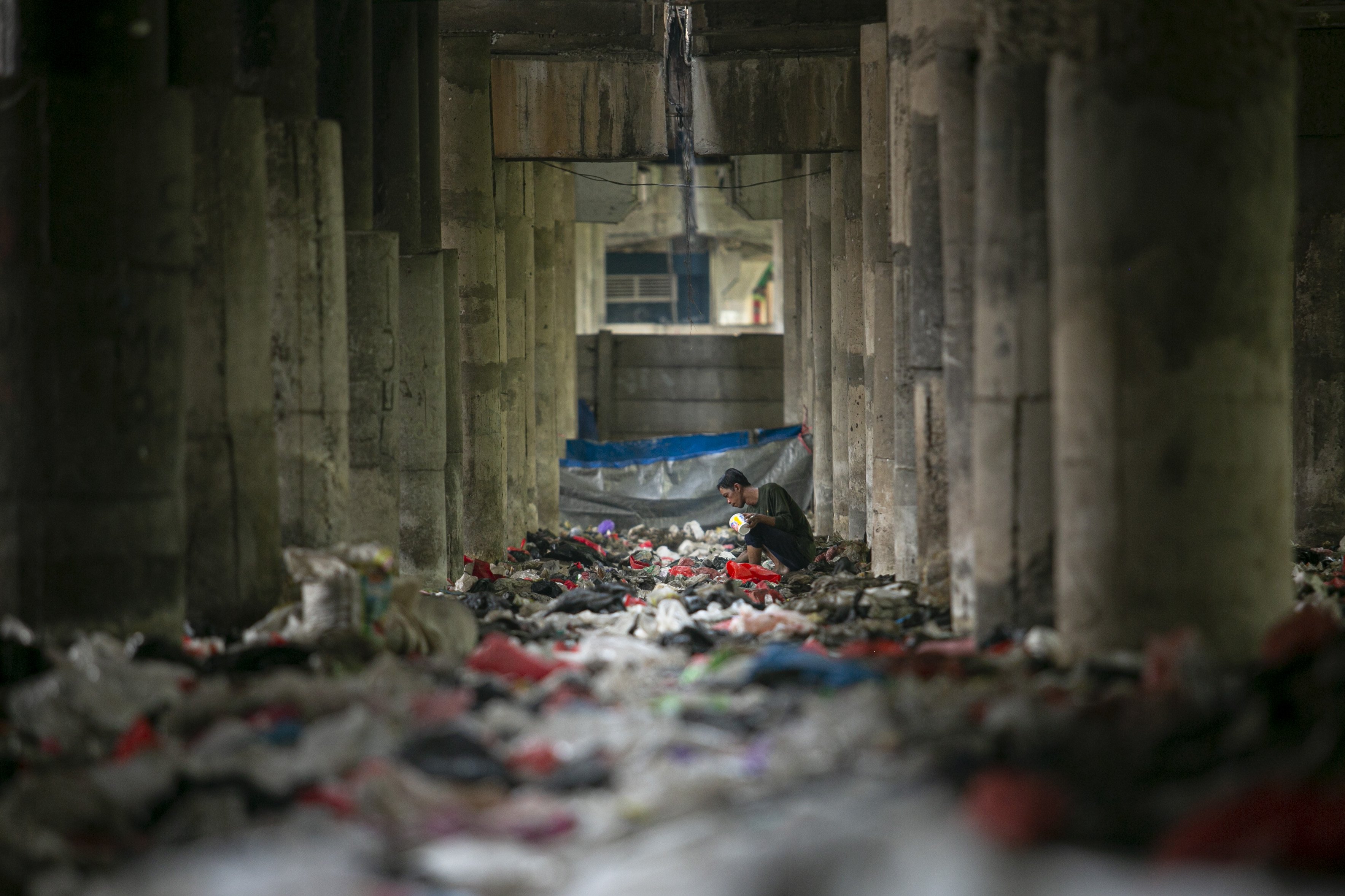 Warga mencari barang bekas ditumpukan sampah di kolong Tol Ir. Wiyoto Wiyono di RW 08, Papanggo, Tanjung Priok, Jakarta Utara.